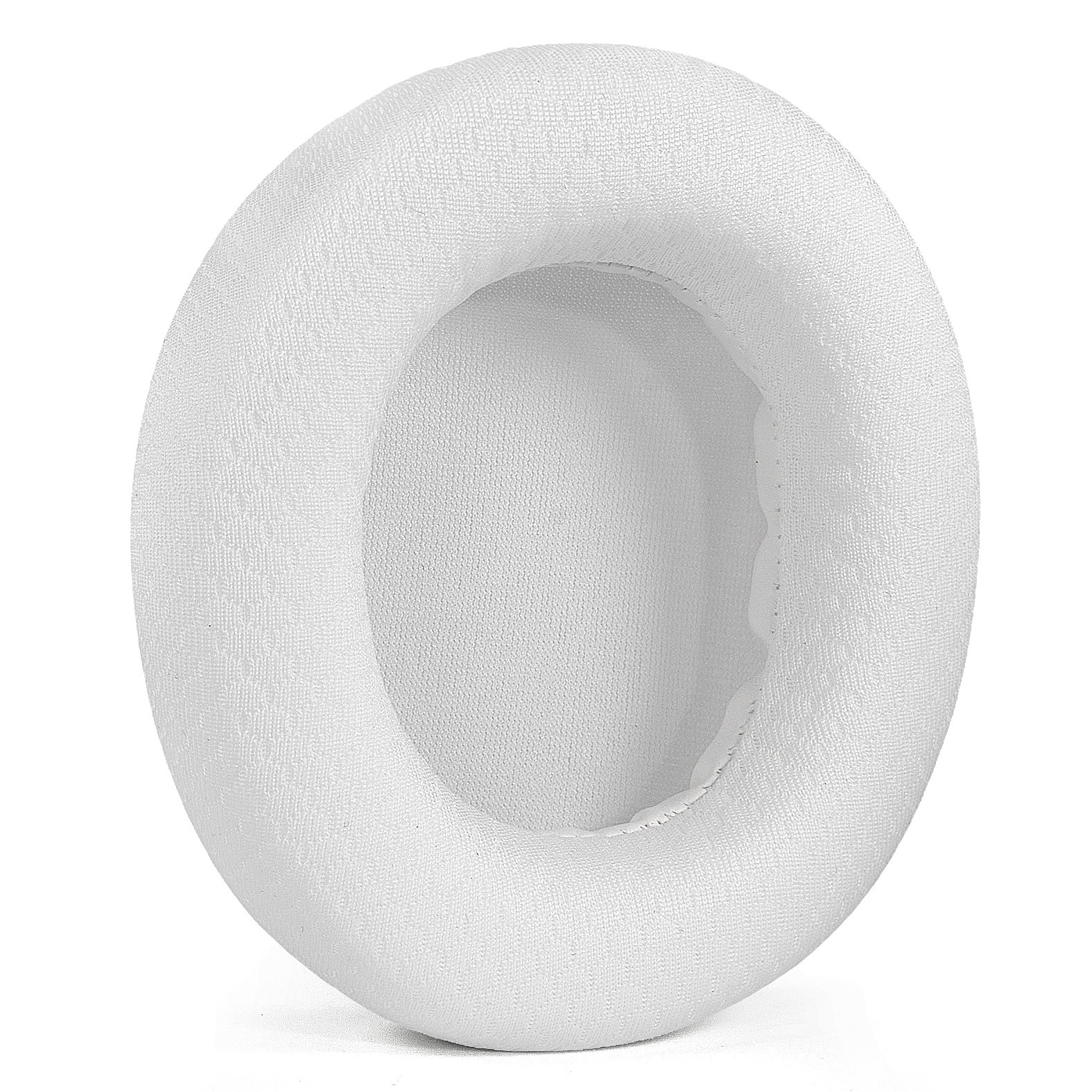 Un singolo cuscinetto auricolare rotondo bianco per cuffie è mostrato su uno sfondo bianco. Il cuscinetto ha un centro in rete.