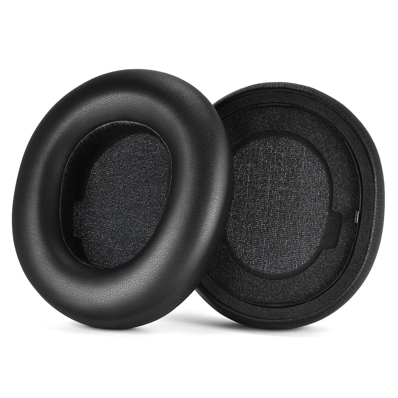 Due cuscinetti auricolari rotondi neri per cuffie. Sono fatti di un materiale morbido e strutturato e sono di colore nero.