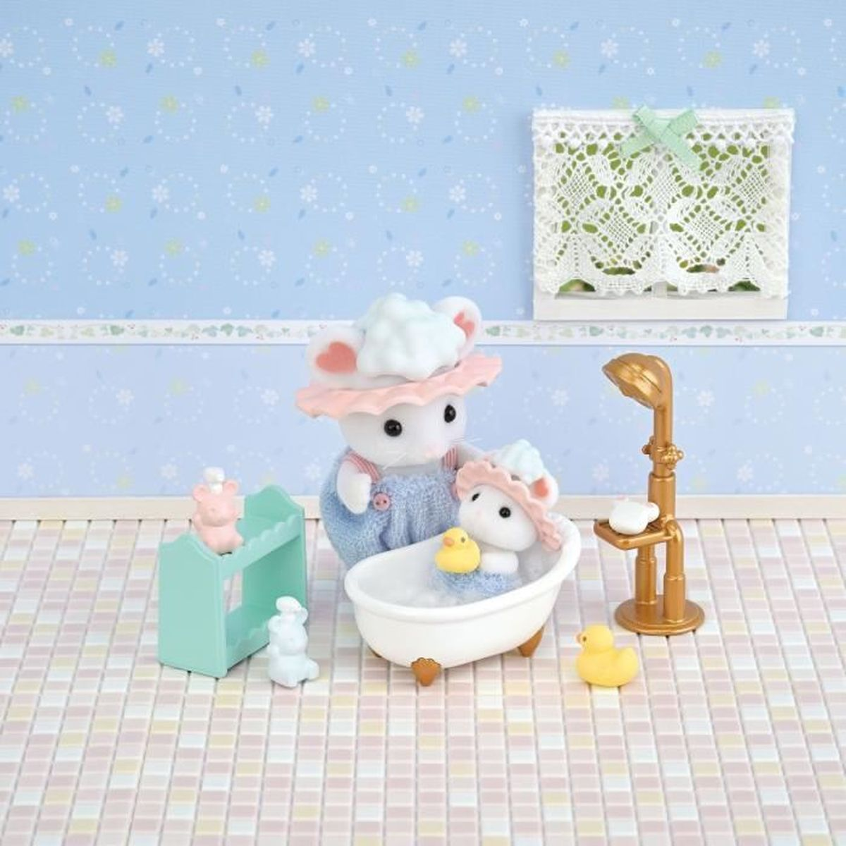 Una escena de baño con dos figuras de ratón, una bañera con un pato y otros accesorios de baño.