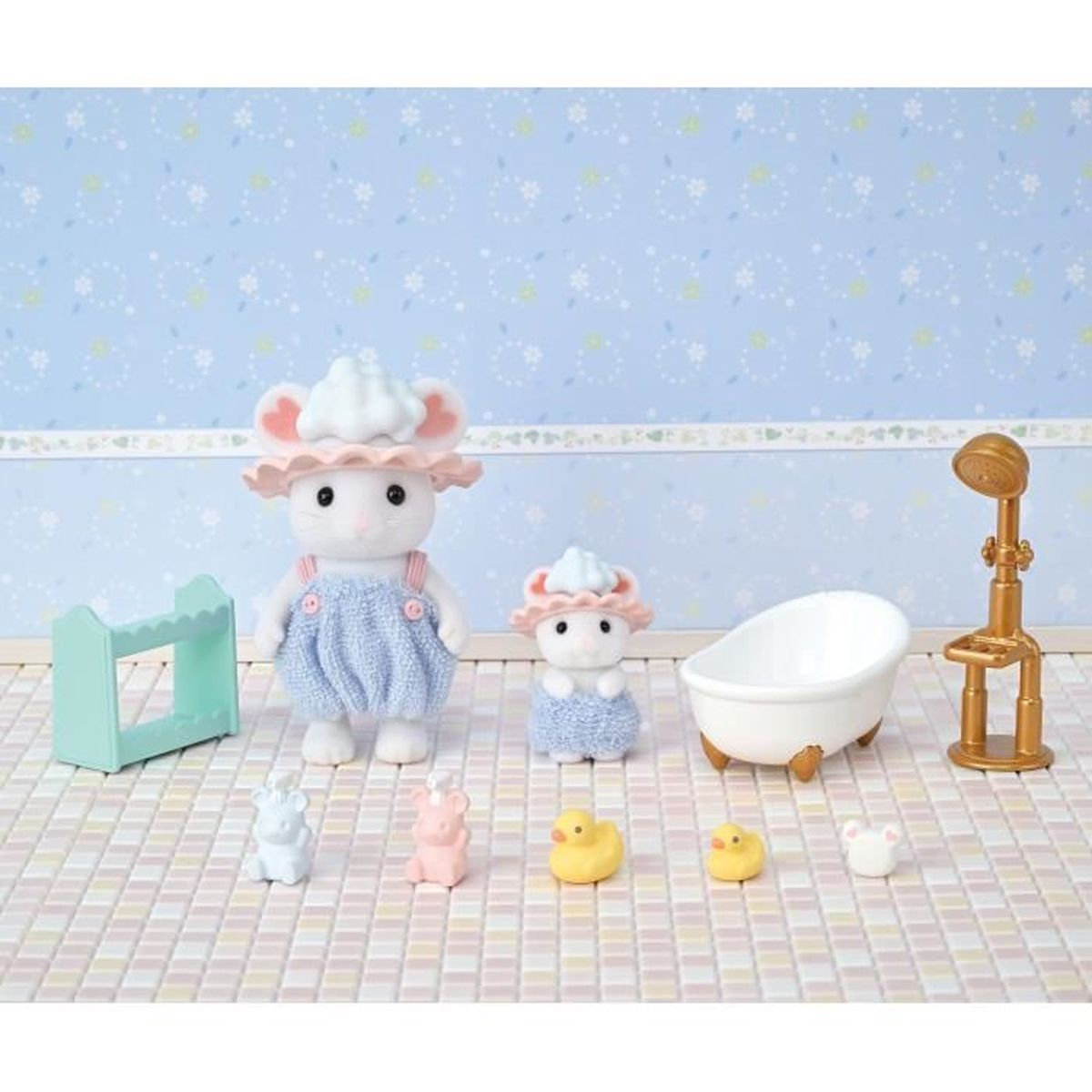 Una escena de baño con dos figuras de ratón, una bañera y accesorios de baño. Tonos celeste y rosa.