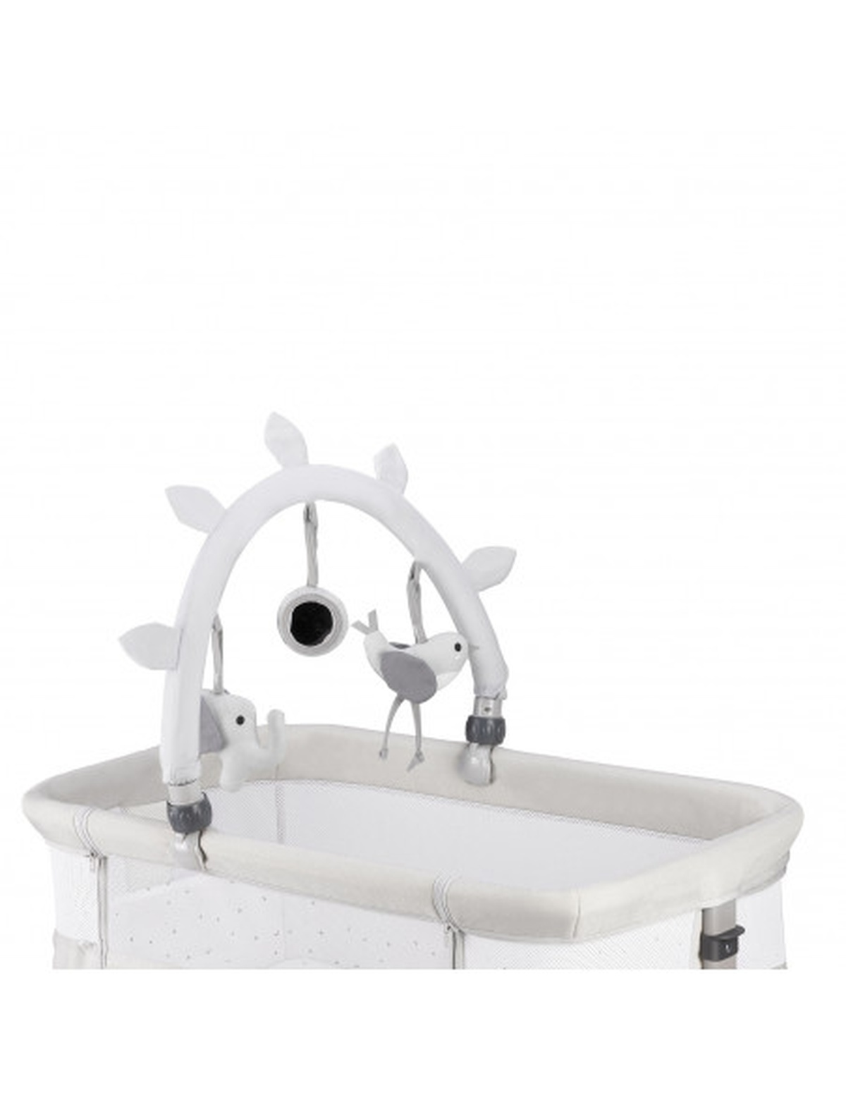 Weißes Kinderbett mit einem hängenden Mobile mit Blättern und Tierfiguren. Weißer Hintergrund.