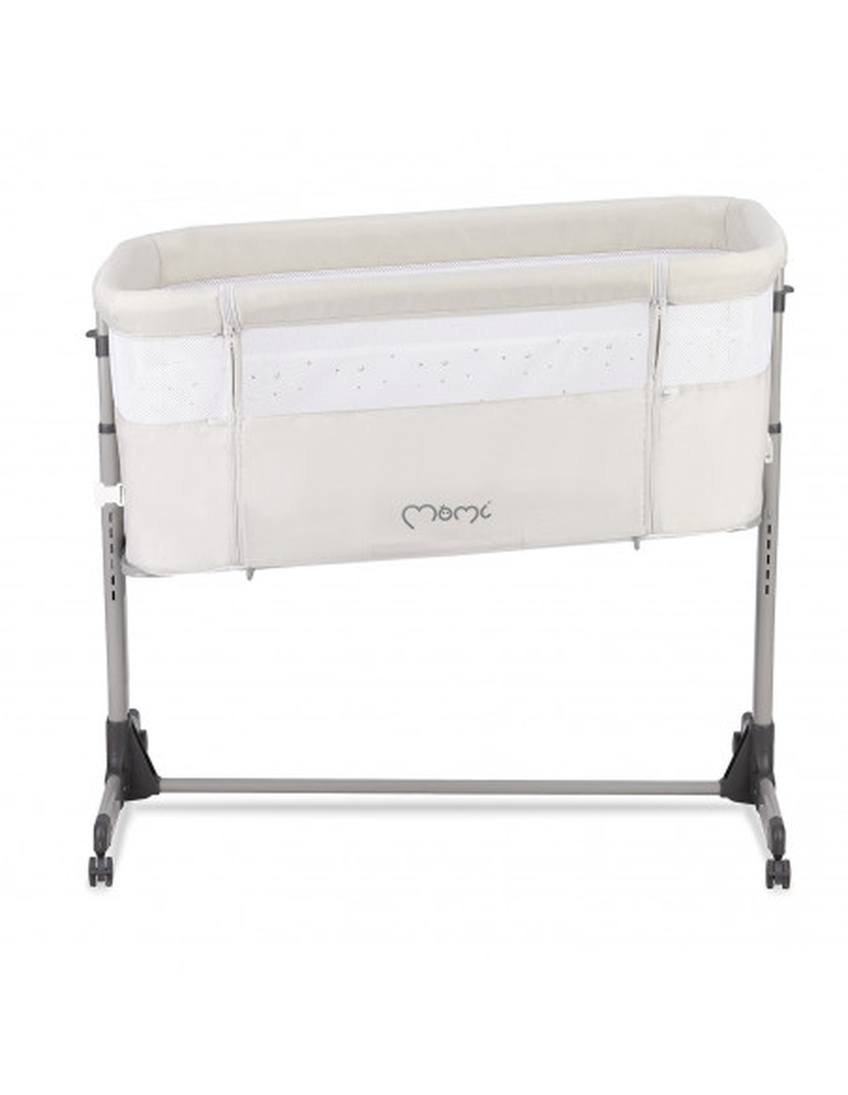 Ein weiß-graues Baby-Beistellbett mit einem Netzgitter an der Seite, auf einem Ständer mit Rädern.