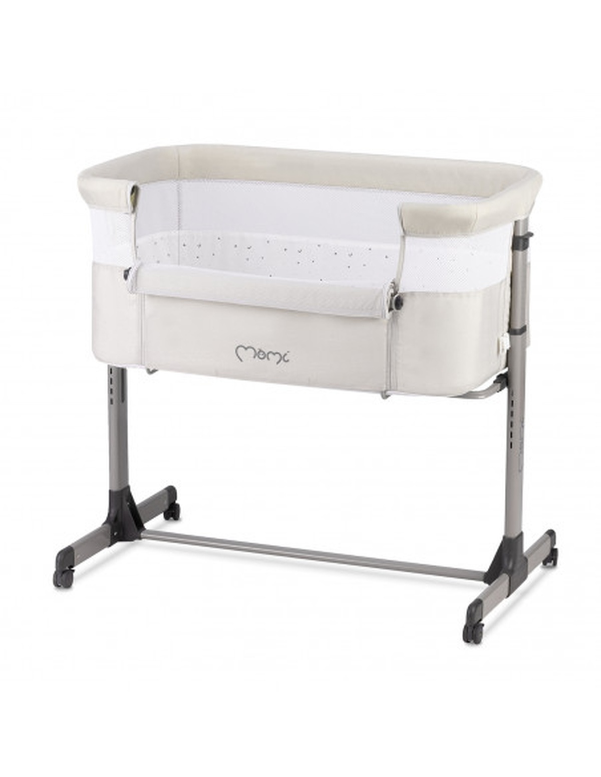Beige Babywiege auf grauem Metallrahmen. Sie hat eine Netzseite und steht auf weißem Hintergrund.