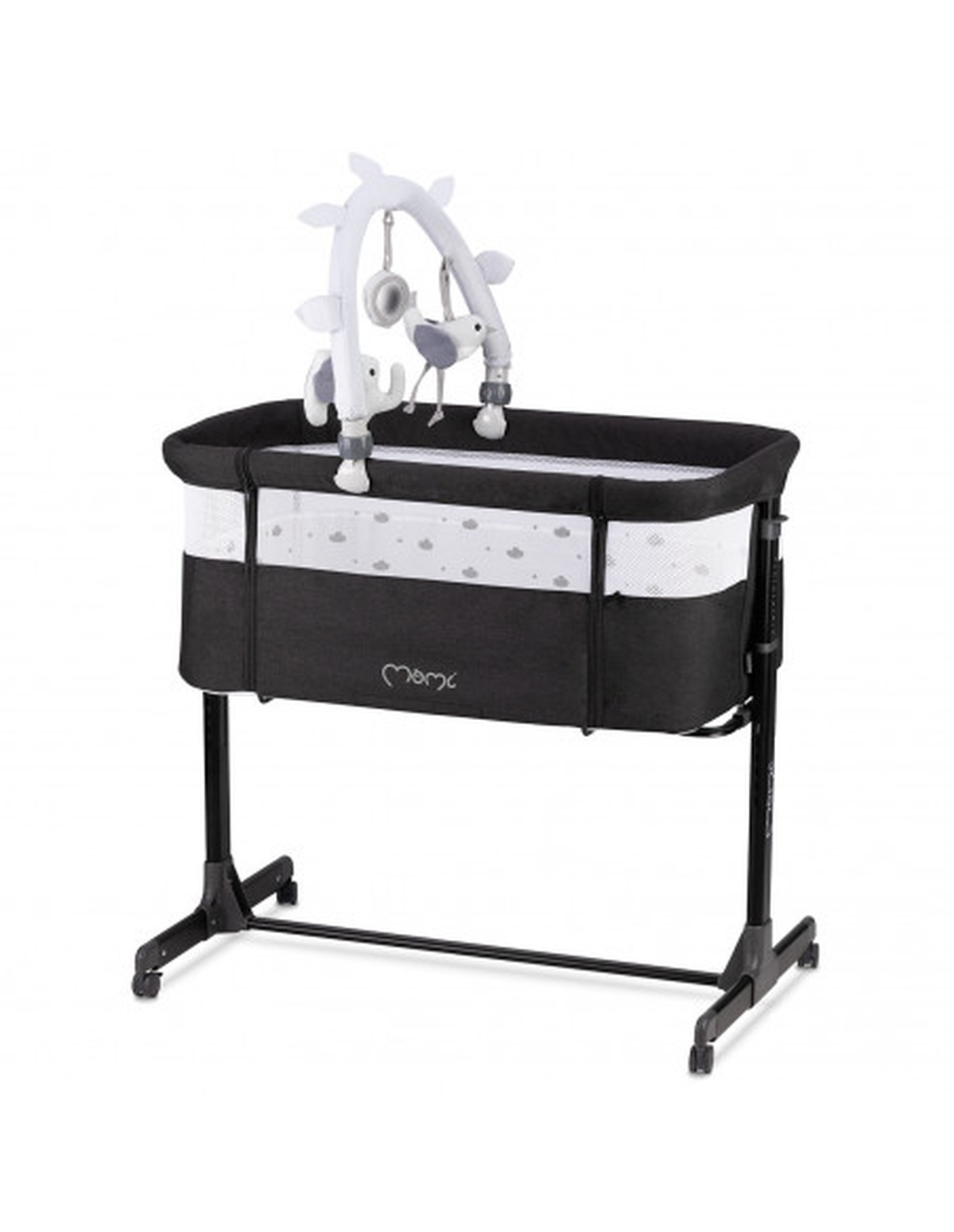 Babybett mit Mobile. Schwarzer Rahmen, weiße Netzseiten, graues und weißes Mobile mit Tierformen.
