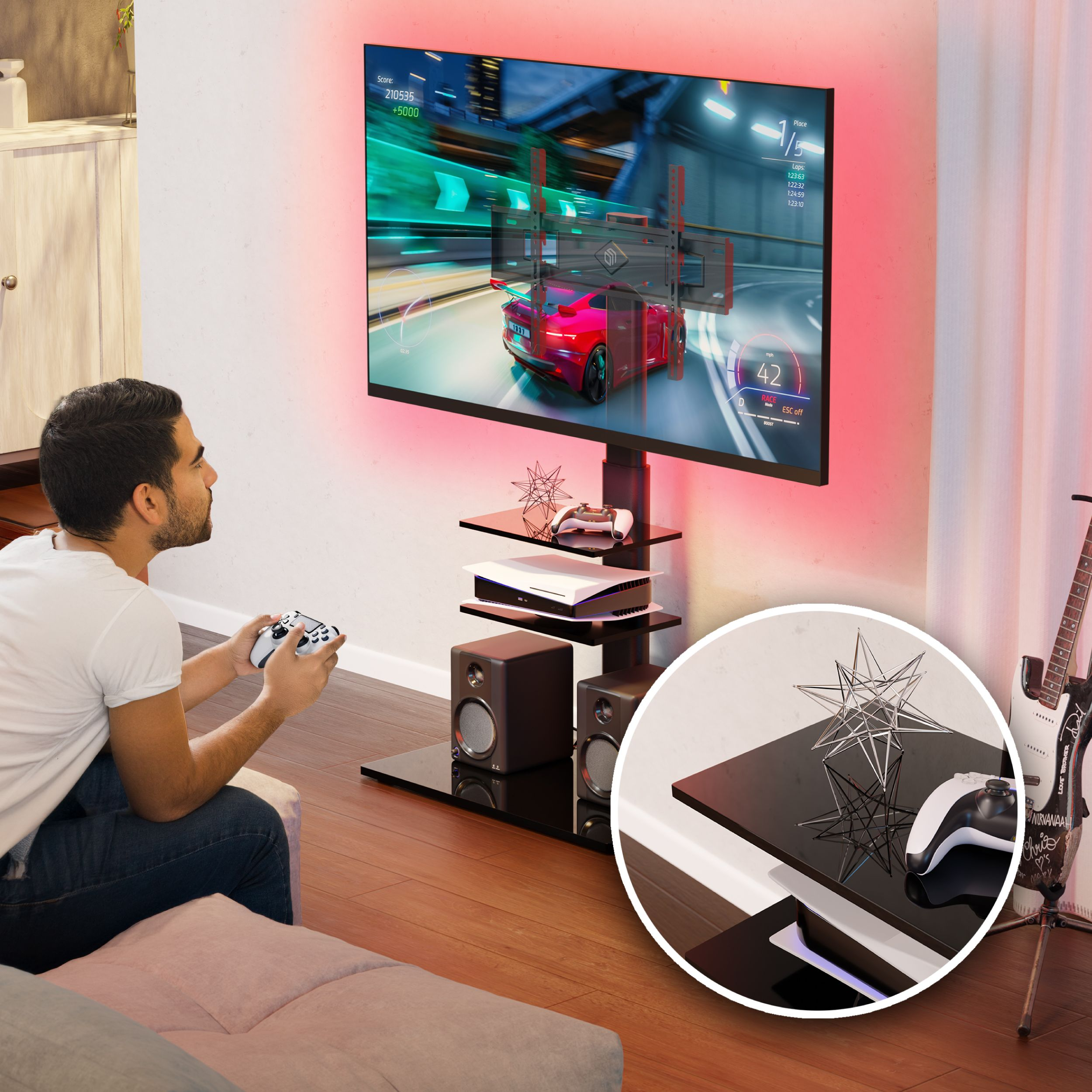 Un uomo seduto gioca con un controller. Un televisore mostra un gioco di corse. Supporto TV nero con ripiani.