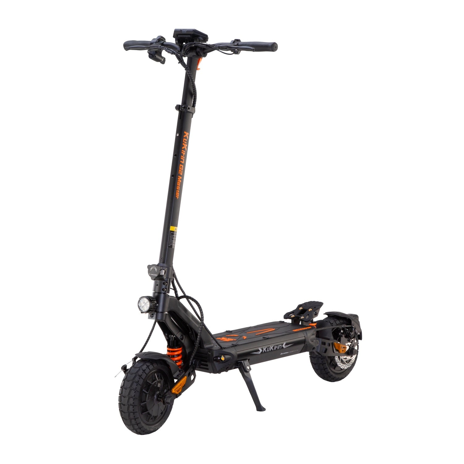 Schwarzer und orangefarbener Elektroroller auf Weiß, mit Frontlicht und Ständer.