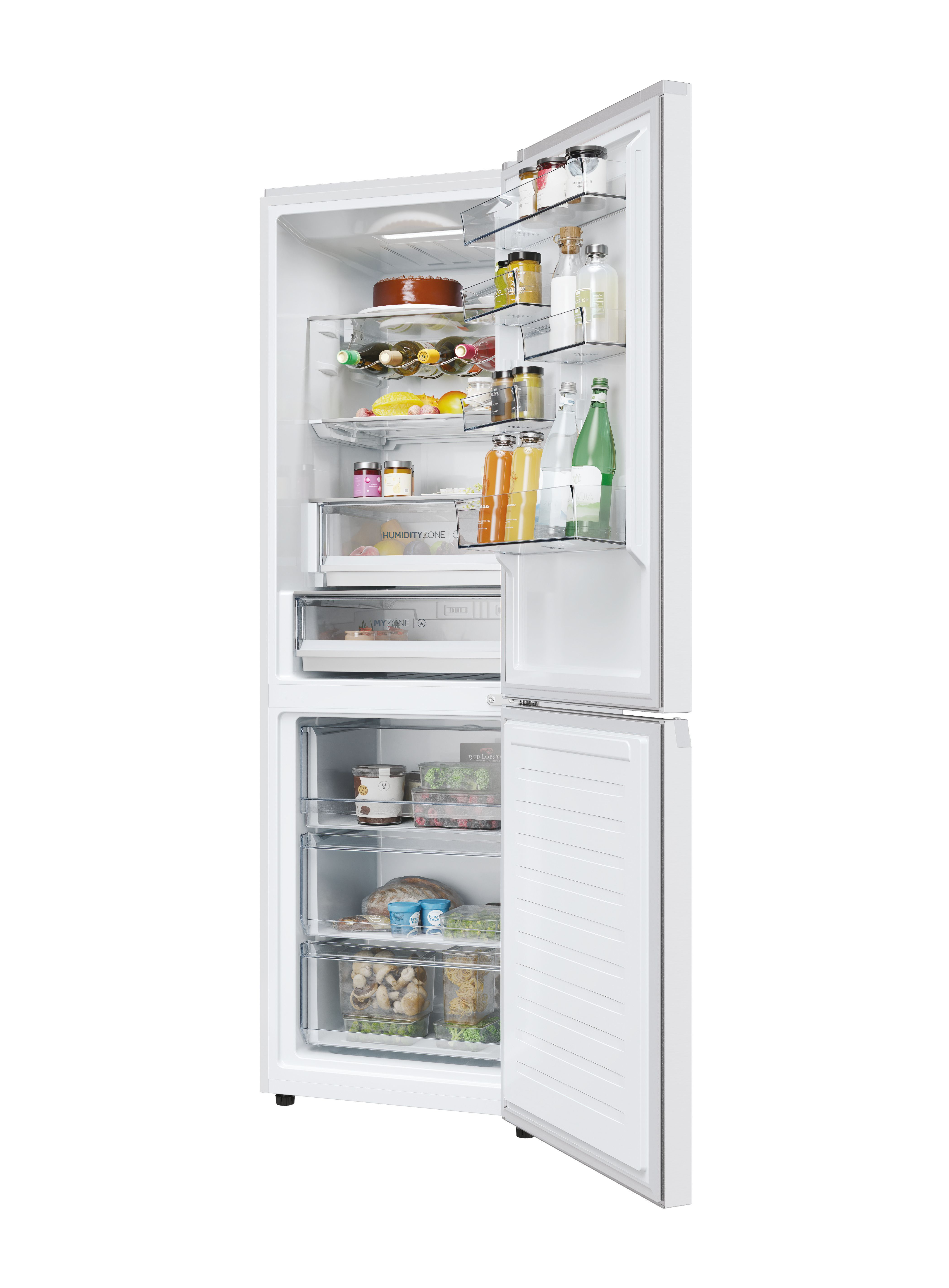 Refrigerador blanco con puerta abierta, mostrando interior con alimentos, botellas y frascos.