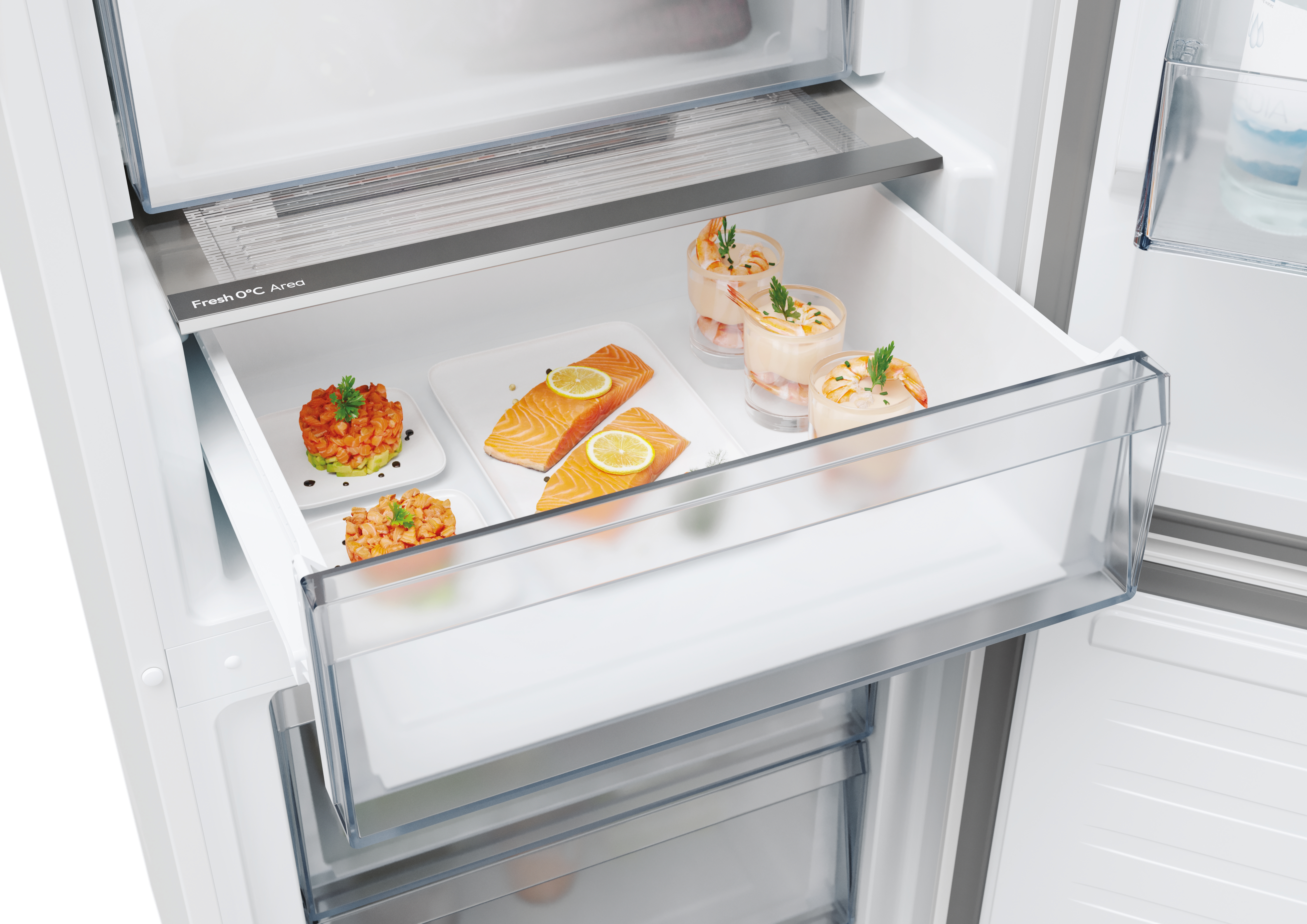 Cajón de refrigerador con alimentos, incluyendo rodajas de salmón y platos preparados, dentro de un compartimento transparente.