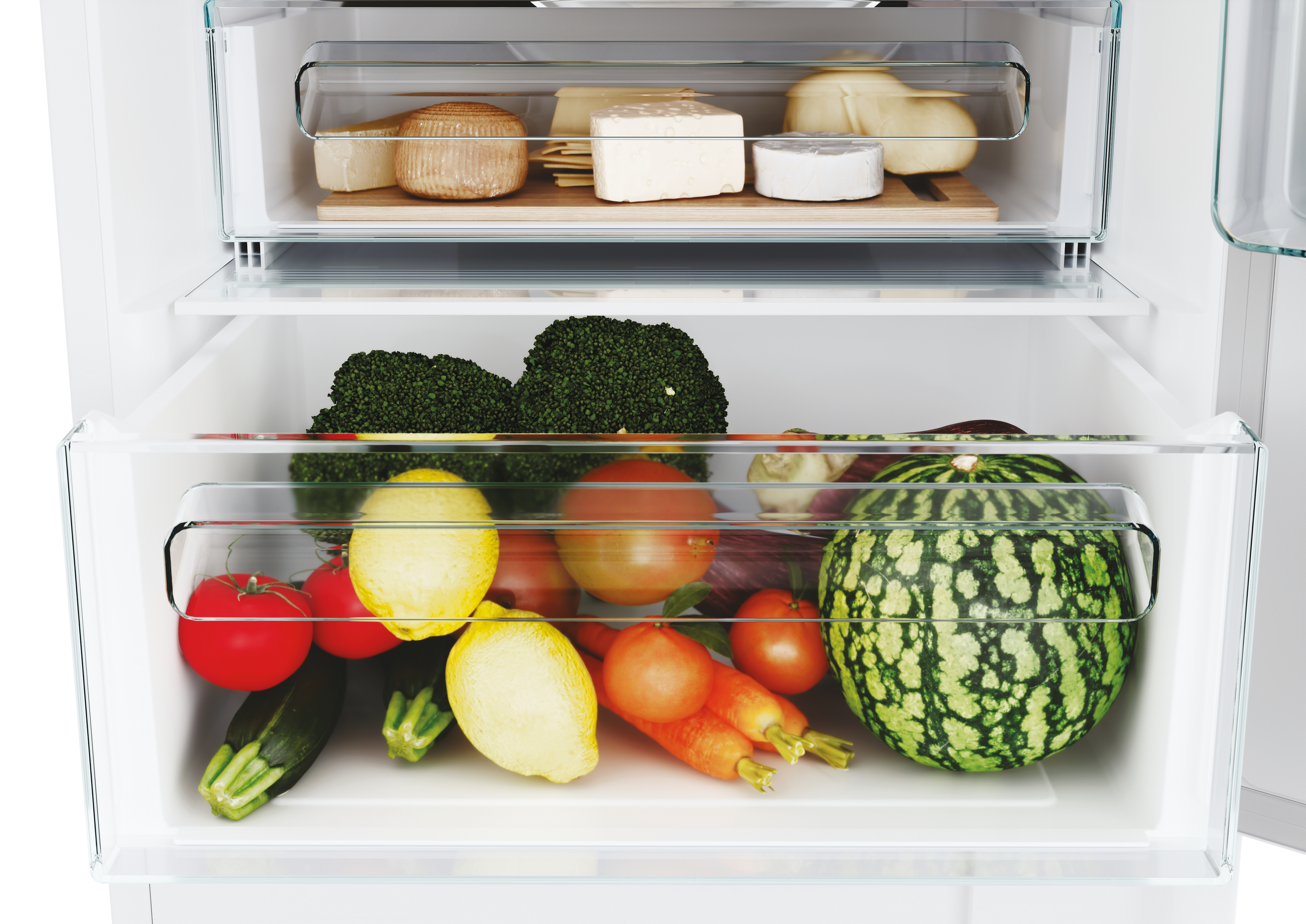 Zbliżenie wewnątrz lodówki. Warzywa i owoce w szufladach, ser i inne produkty spożywcze są widoczne.