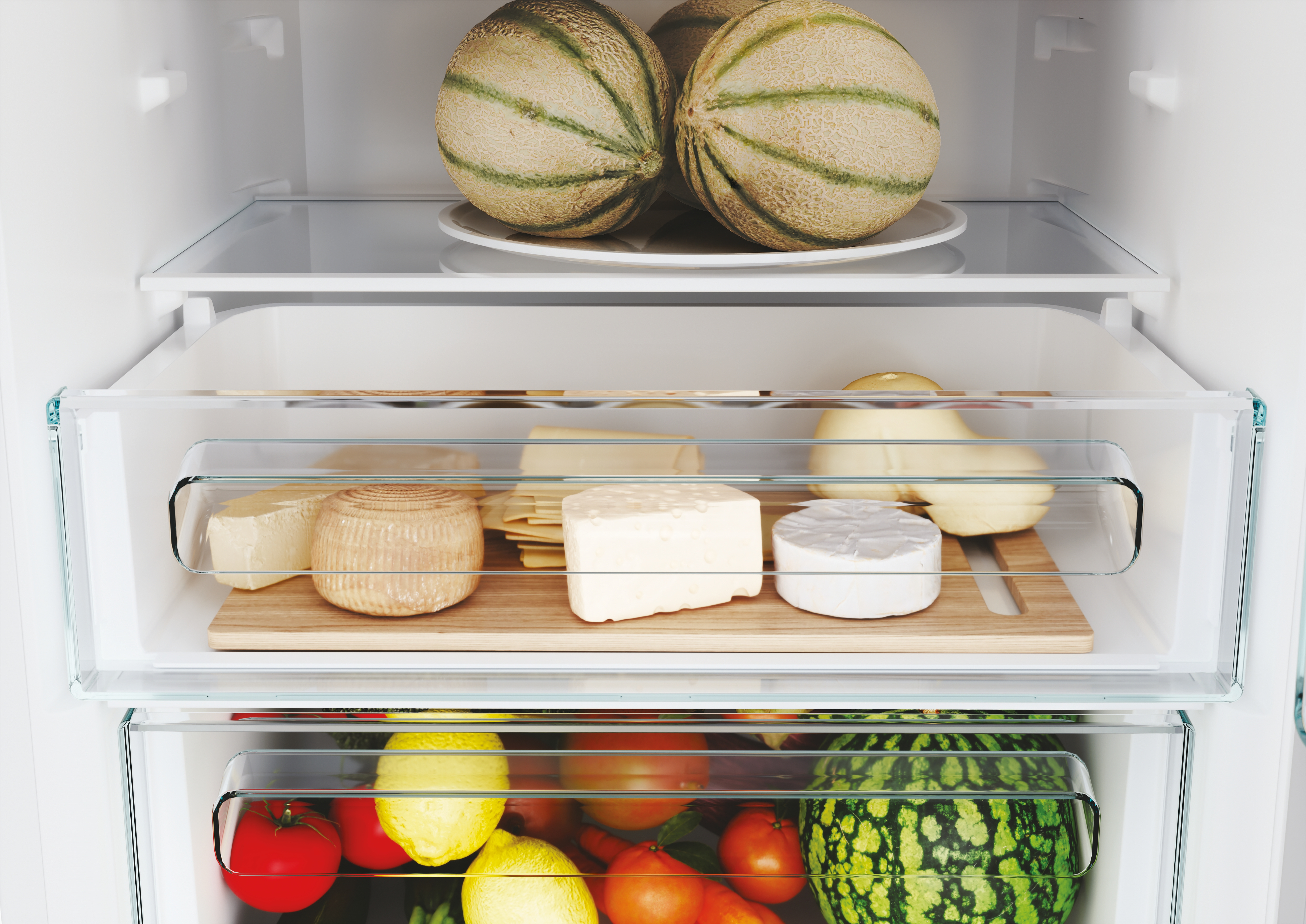 Widok białej lodówki, jej front jest czysty. Górna część ma panel sterowania. Odizolowany na białym tle.