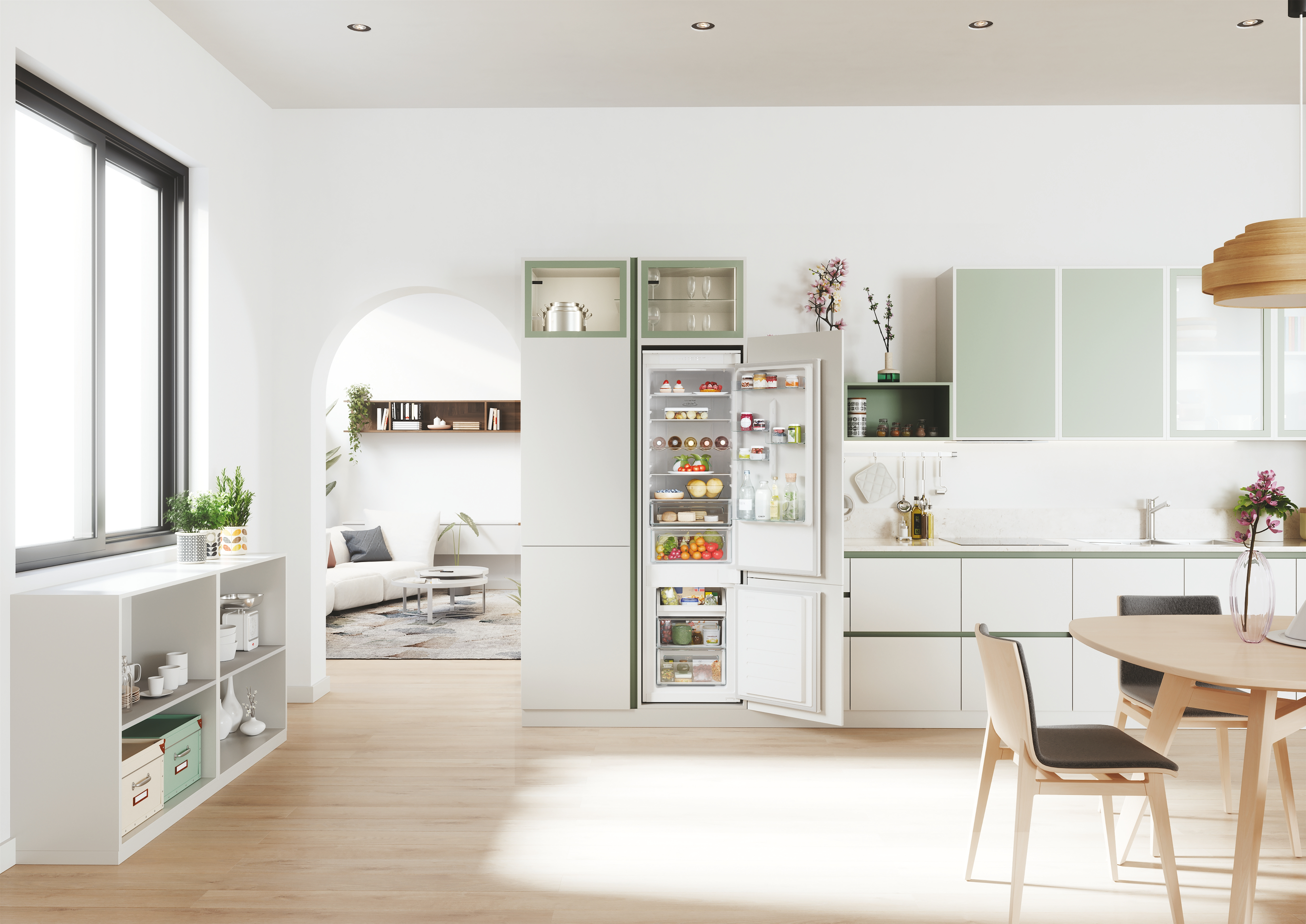 Wnętrze kuchni z otwartą lodówką. Widoczne owoce, warzywa i produkty spożywcze. Drewniany stół i krzesła.