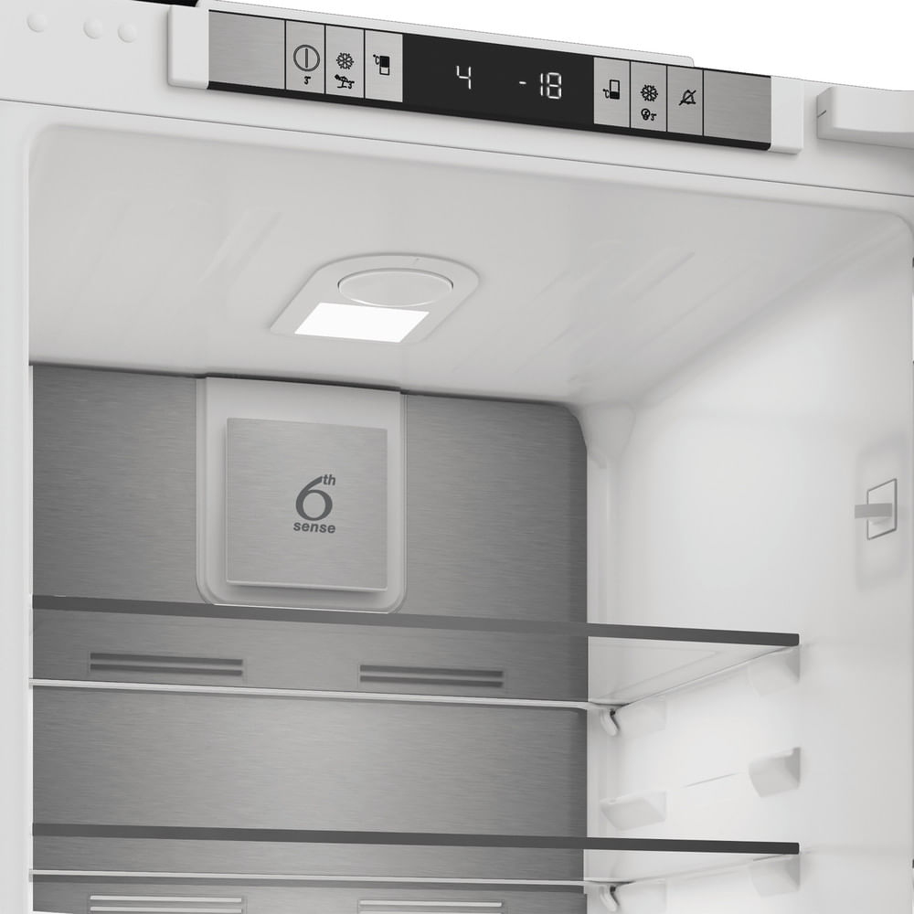 Interno del frigorifero con display digitale e ripiani. Il display mostra numeri e icone per le impostazioni della temperatura.
