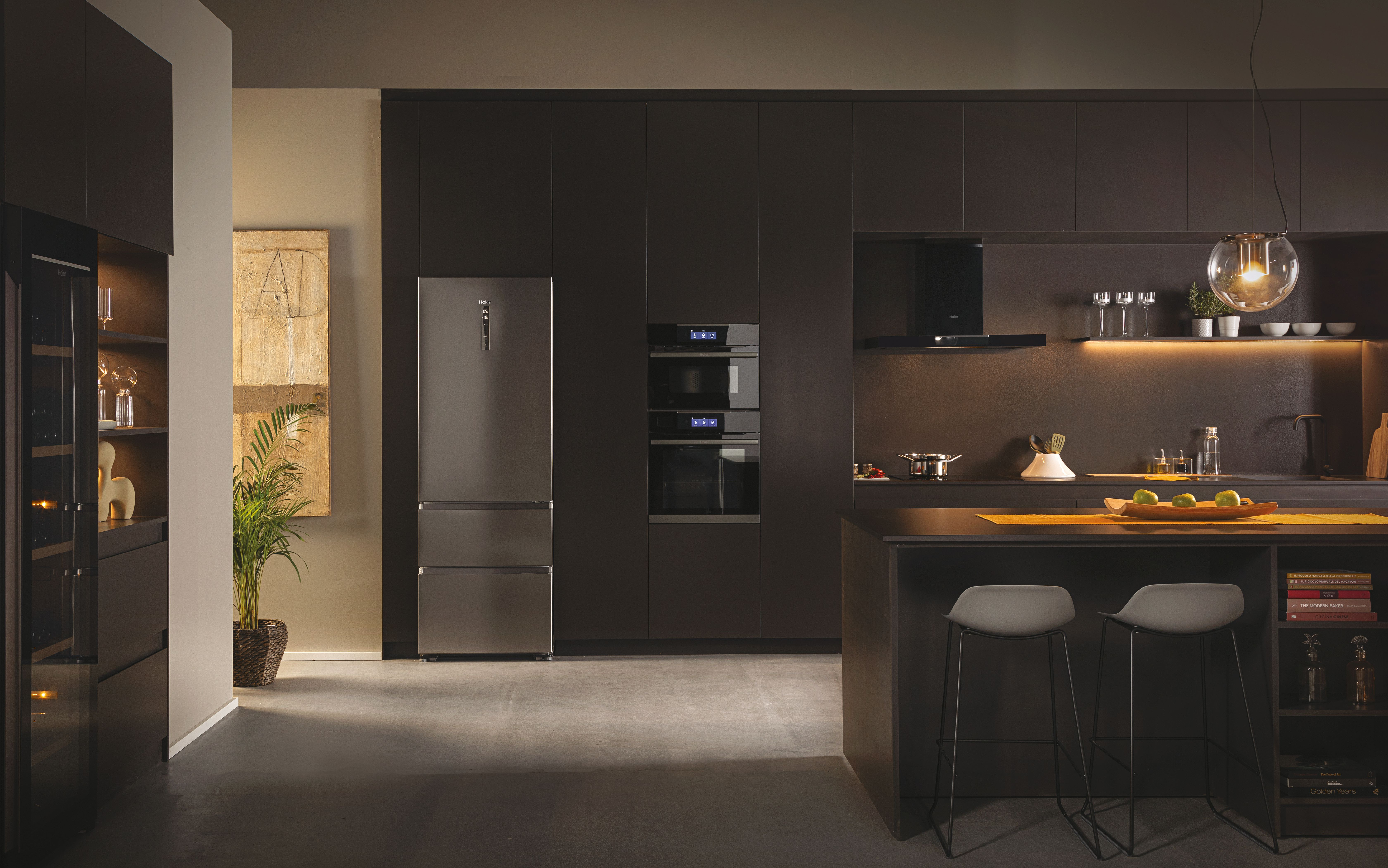 Un refrigerador negro con la puerta abierta. El interior es visible.
