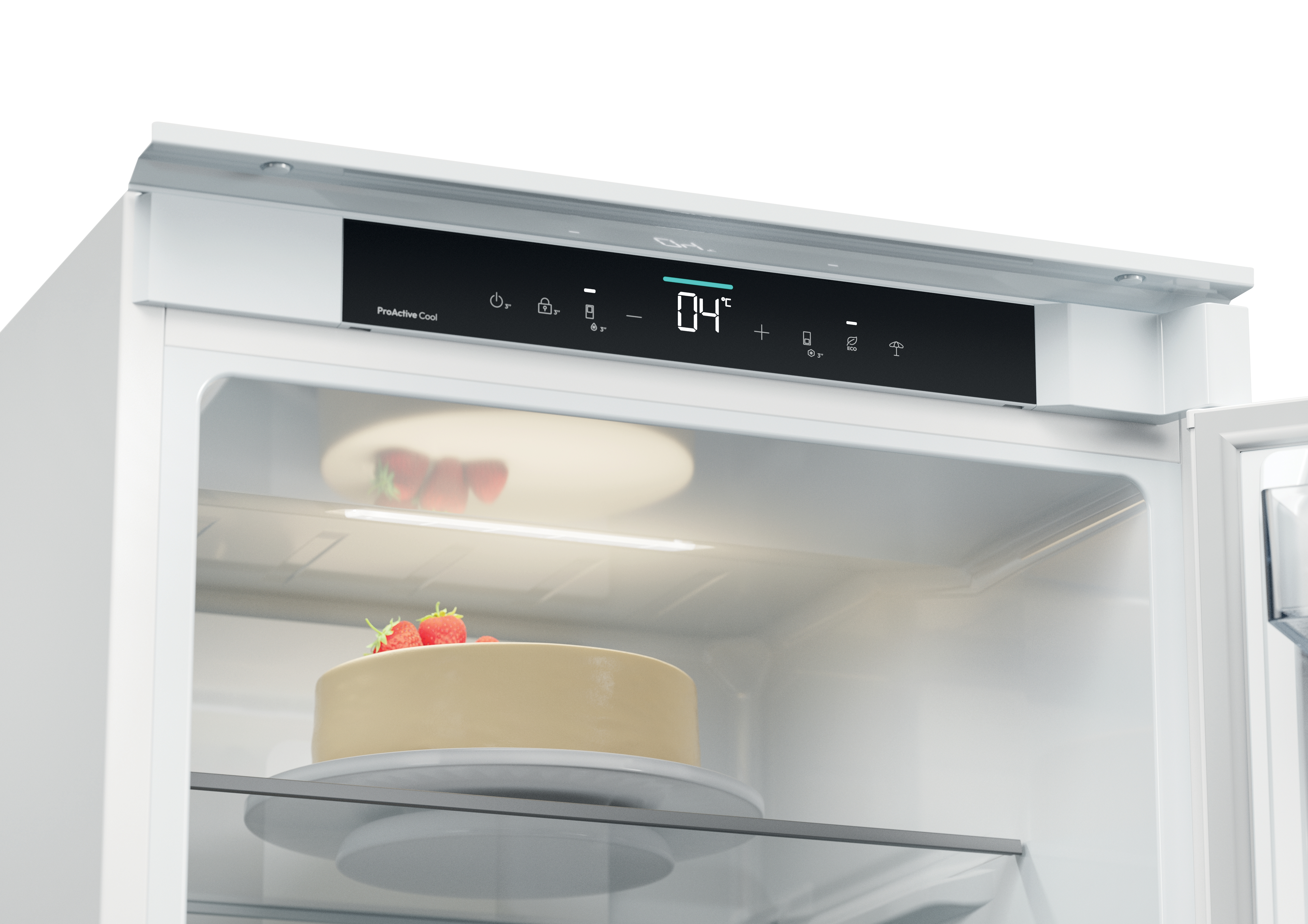 Wewnątrz lodówki ciasto na talerzu, truskawki i cyfrowy wyświetlacz pokazujący temperaturę.