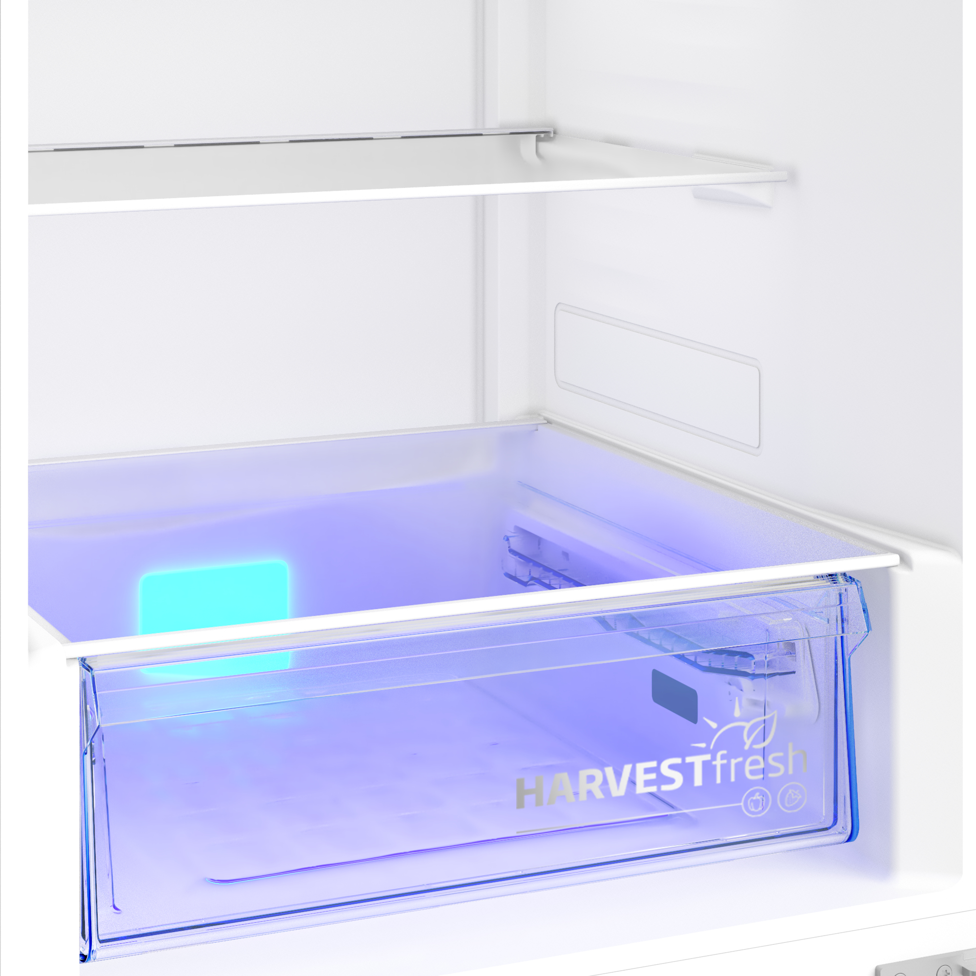 Primer plano del cajón de un refrigerador con iluminación azul y la inscripción 'HarvestFresh'.