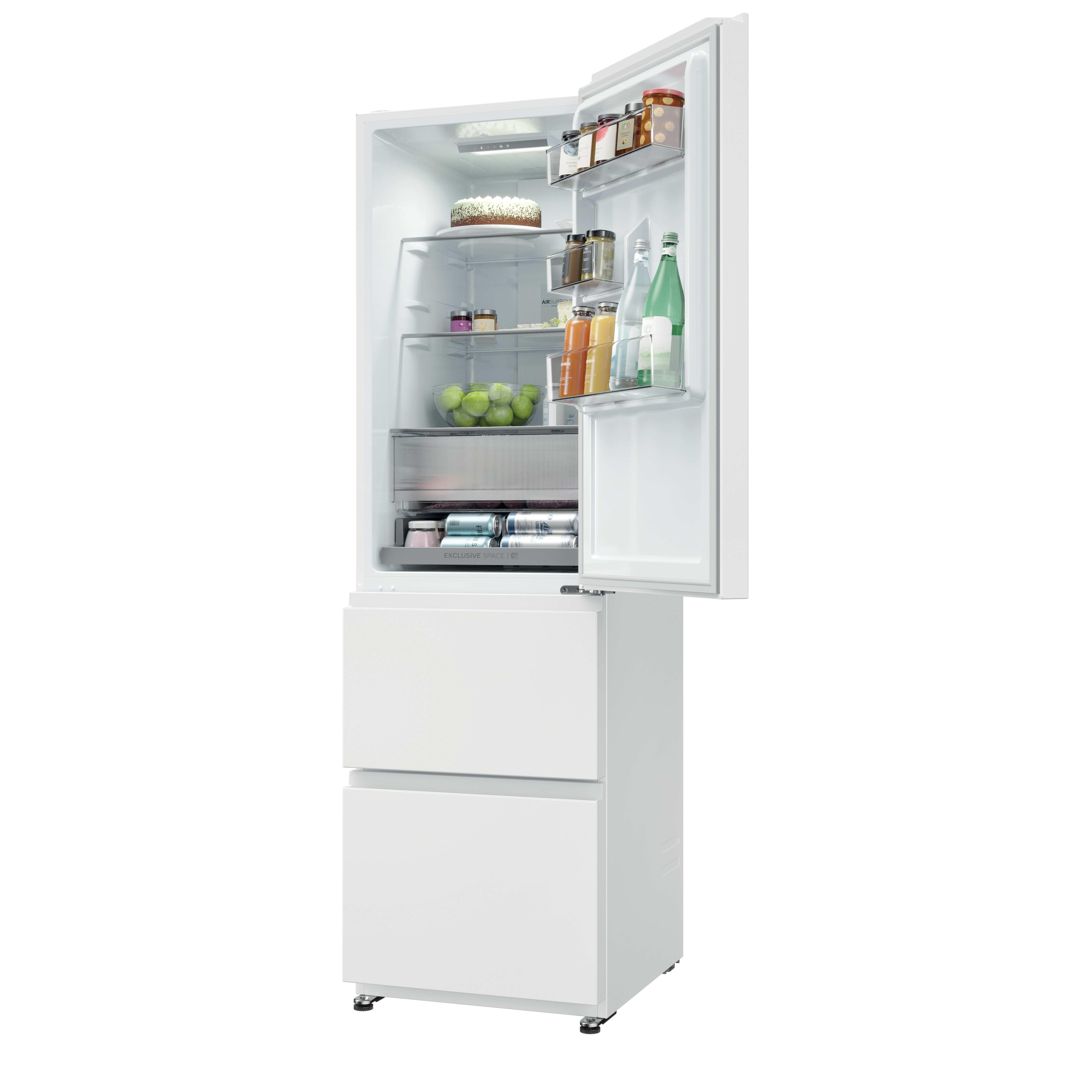 Refrigerador blanco con puertas abiertas. Dentro: pastel, frutas, frascos y otros alimentos visibles.