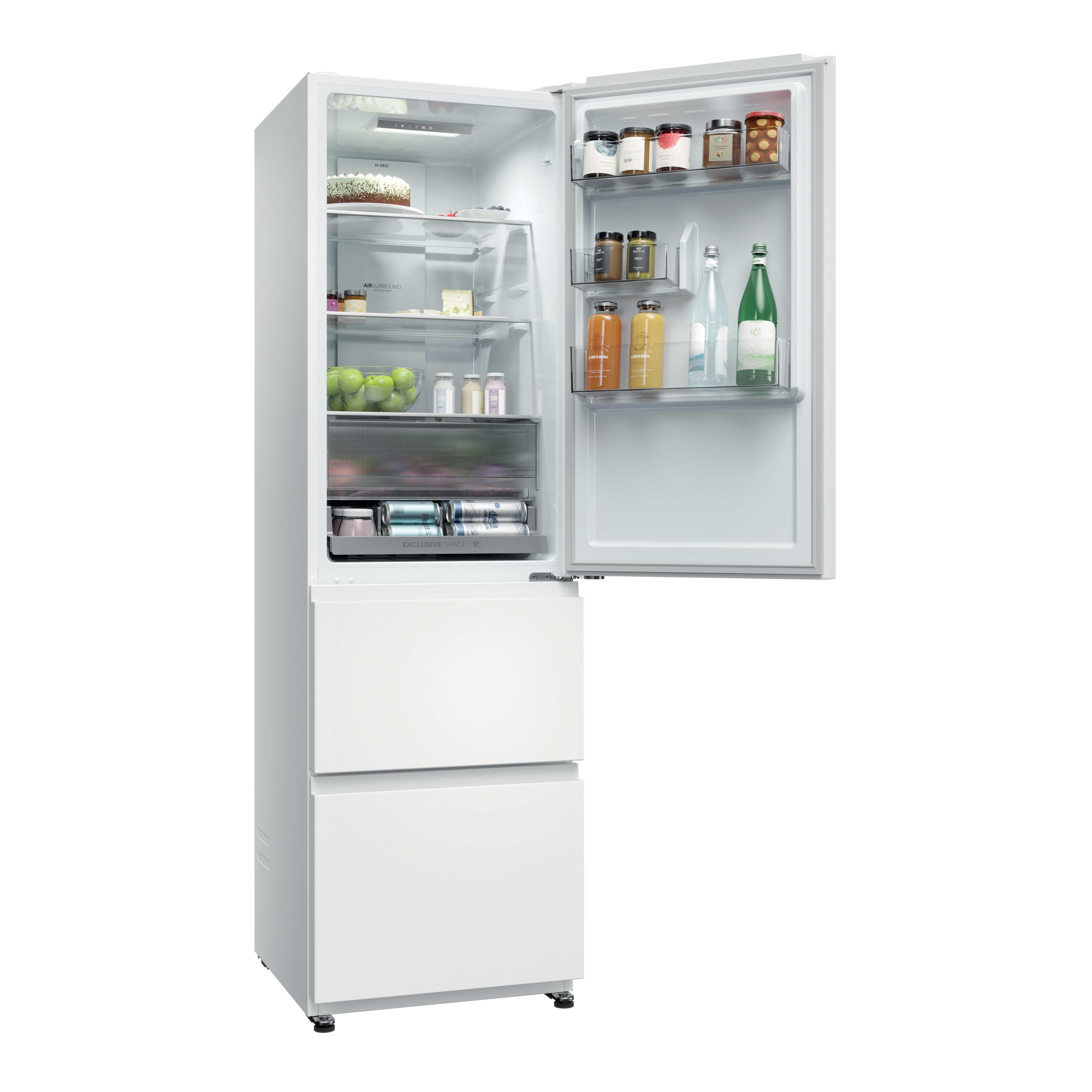 Refrigerador blanco con puerta abierta, varios alimentos dentro. Cajones visibles.