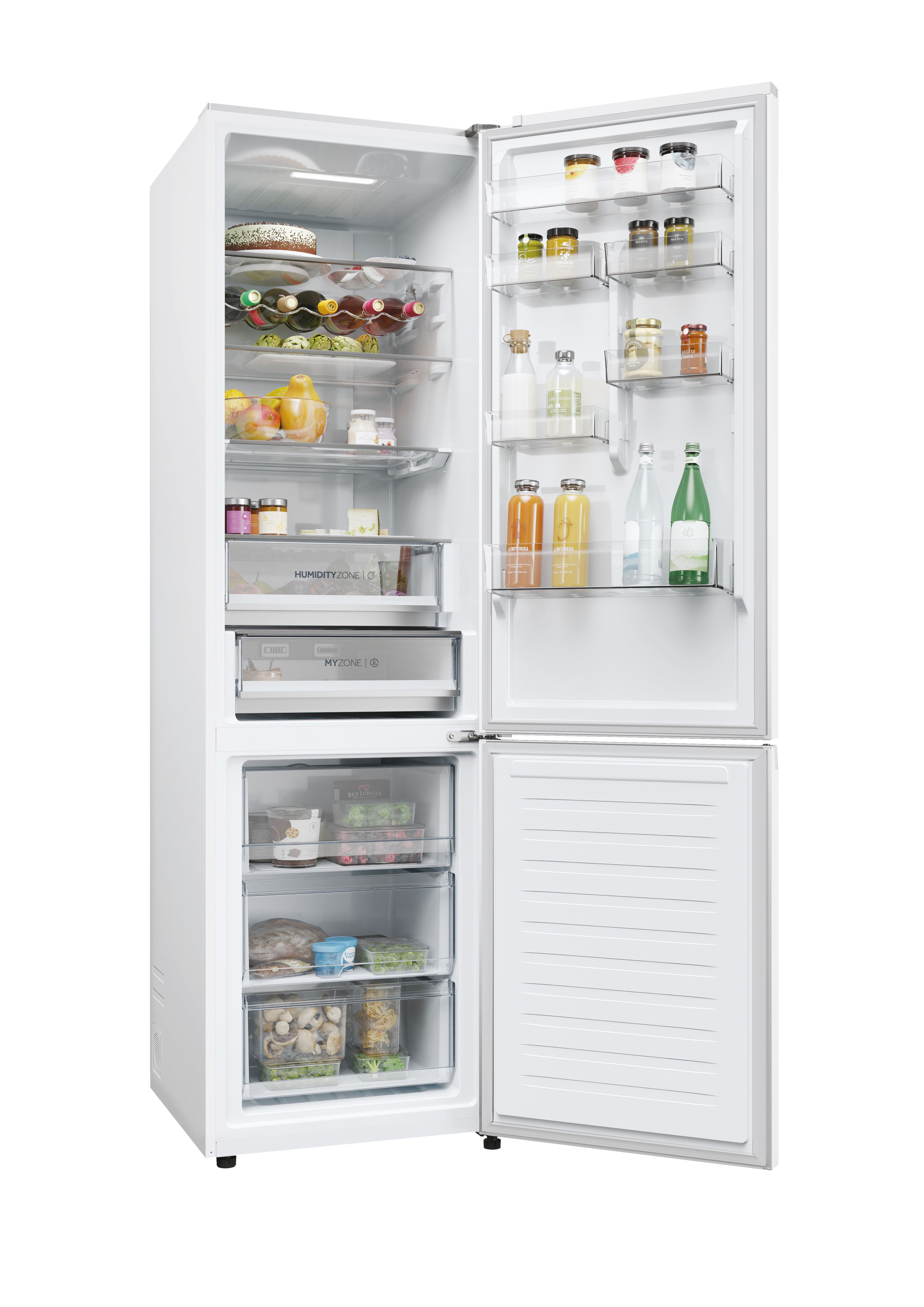 Un refrigerador blanco con dos puertas abiertas muestra el interior lleno de alimentos en estantes y cajones.