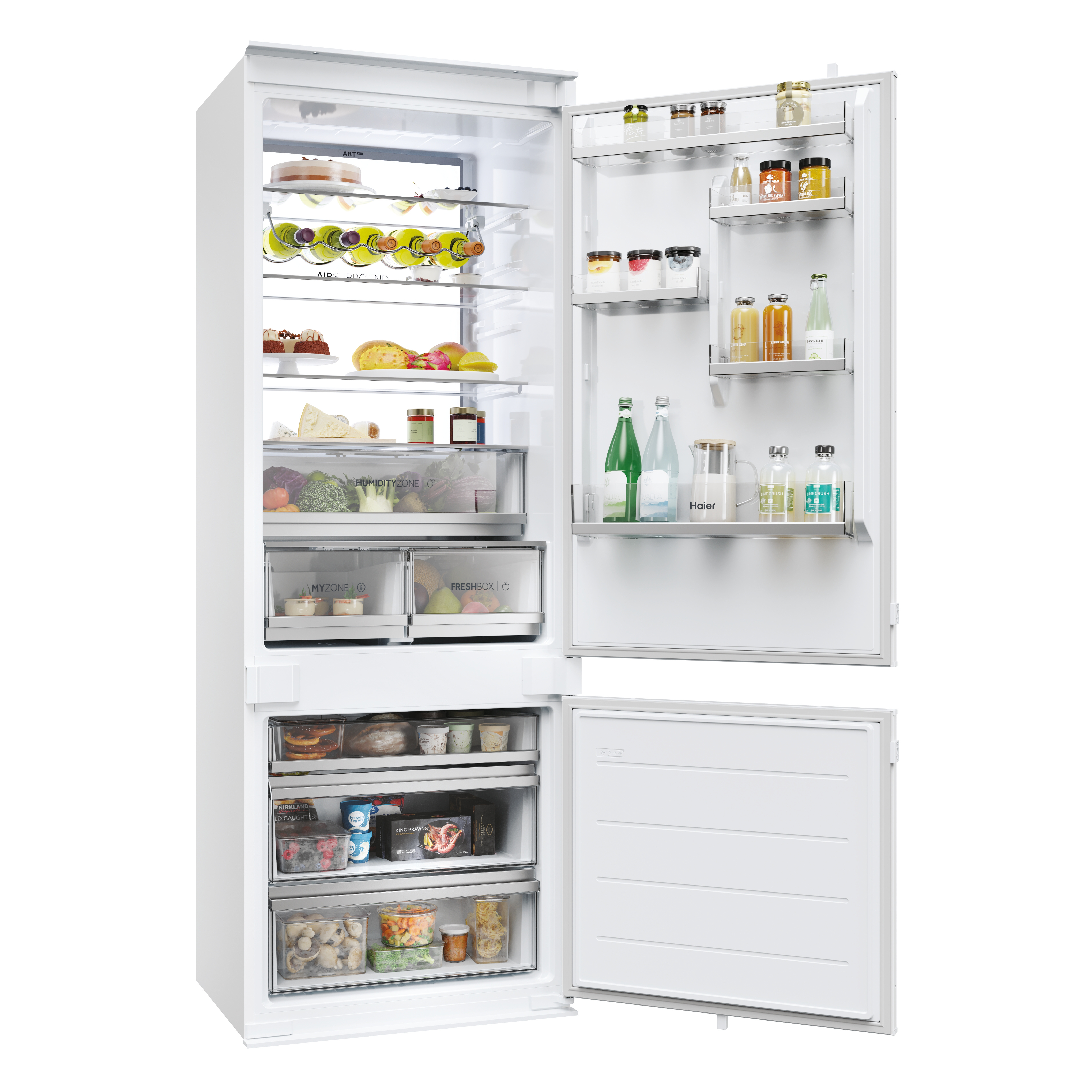 Refrigerador blanco con puertas abiertas, mostrando estantes de comida y bebidas. Puerta inferior abierta. El fondo es blanco.