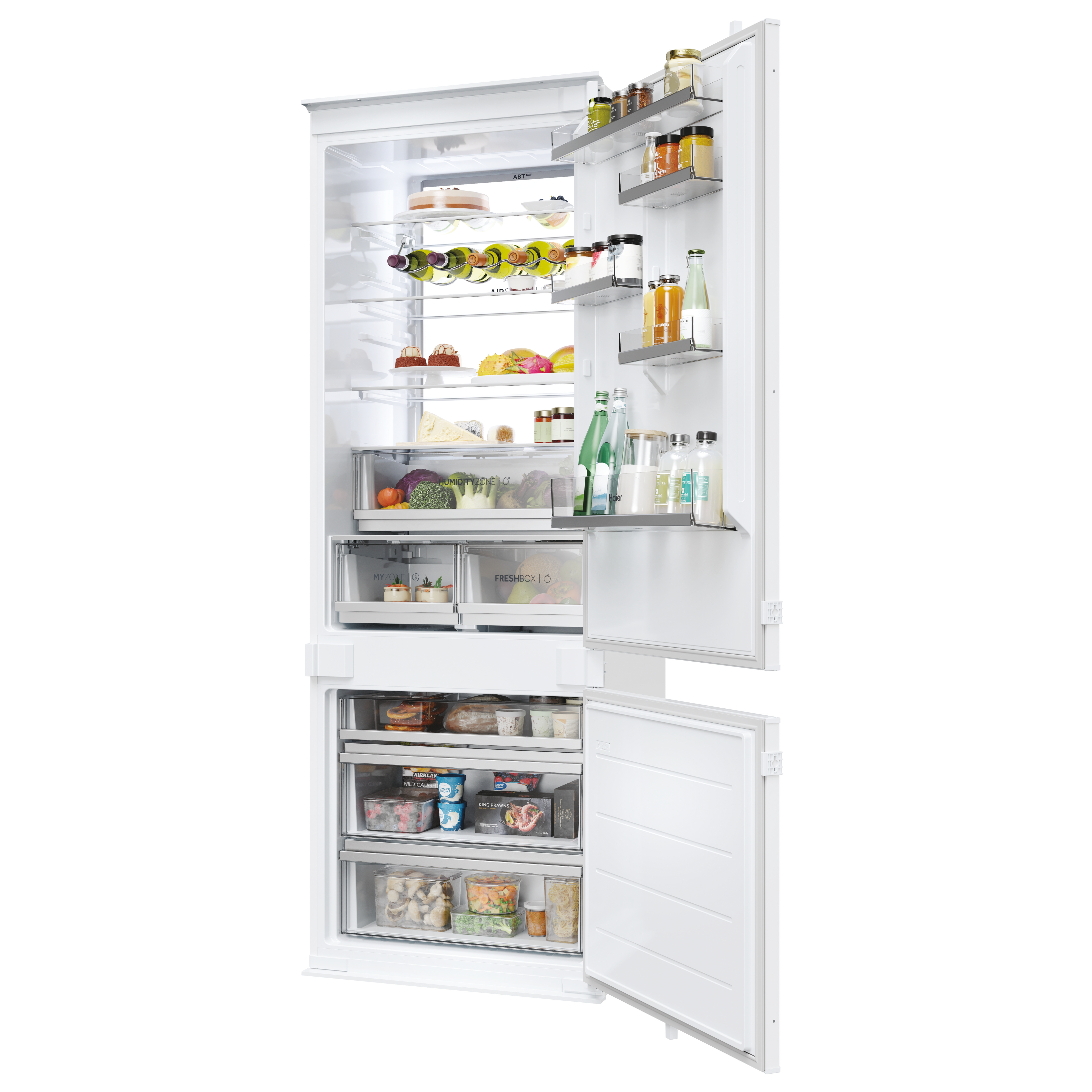 Refrigerador blanco con puertas abiertas que revelan estantes con comida. Estantes y cajones transparentes. Puerta inferior abierta.
