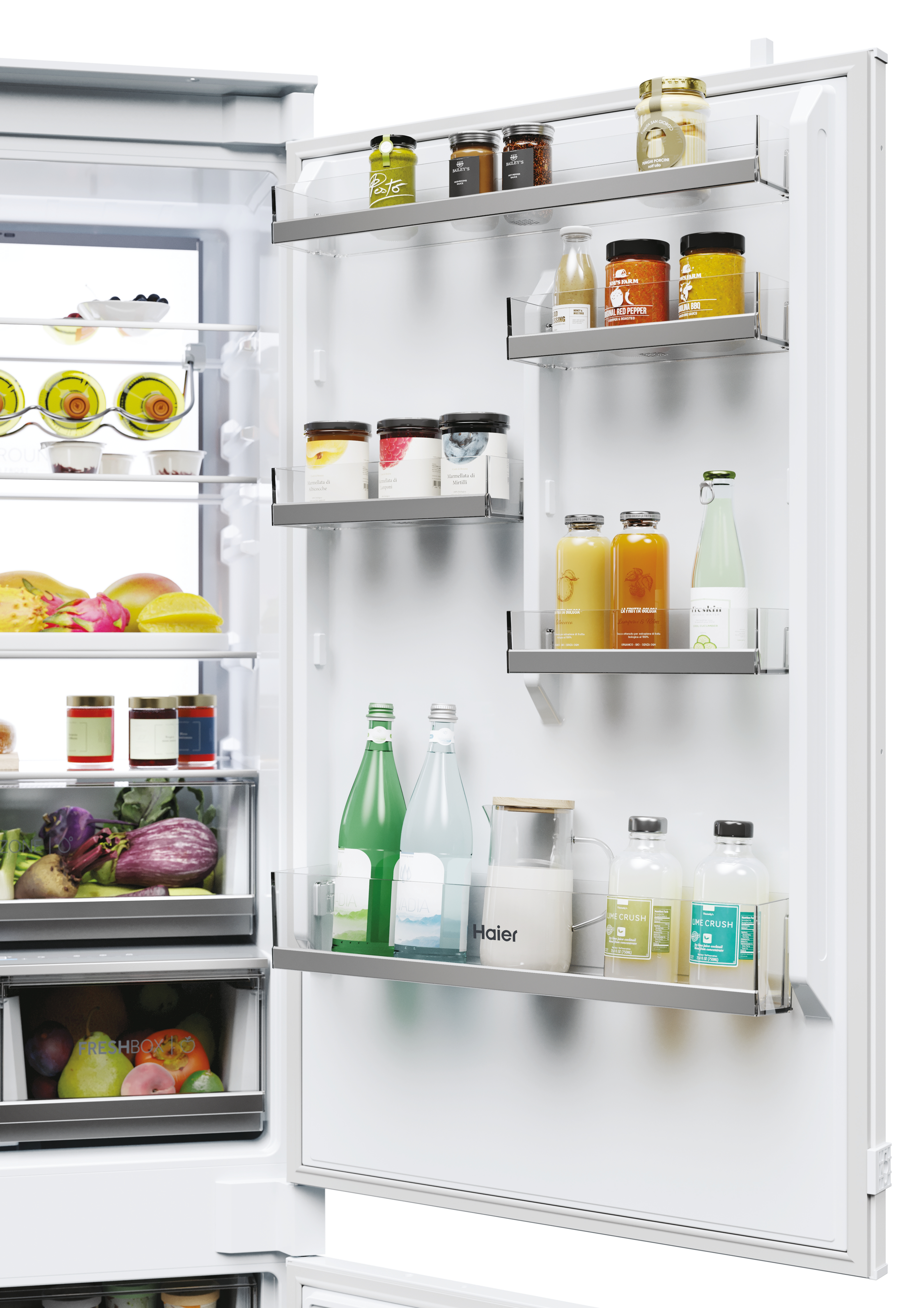 Interior de un refrigerador con estantes que contienen frascos, botellas y alimentos. Interior blanco con estantes transparentes.