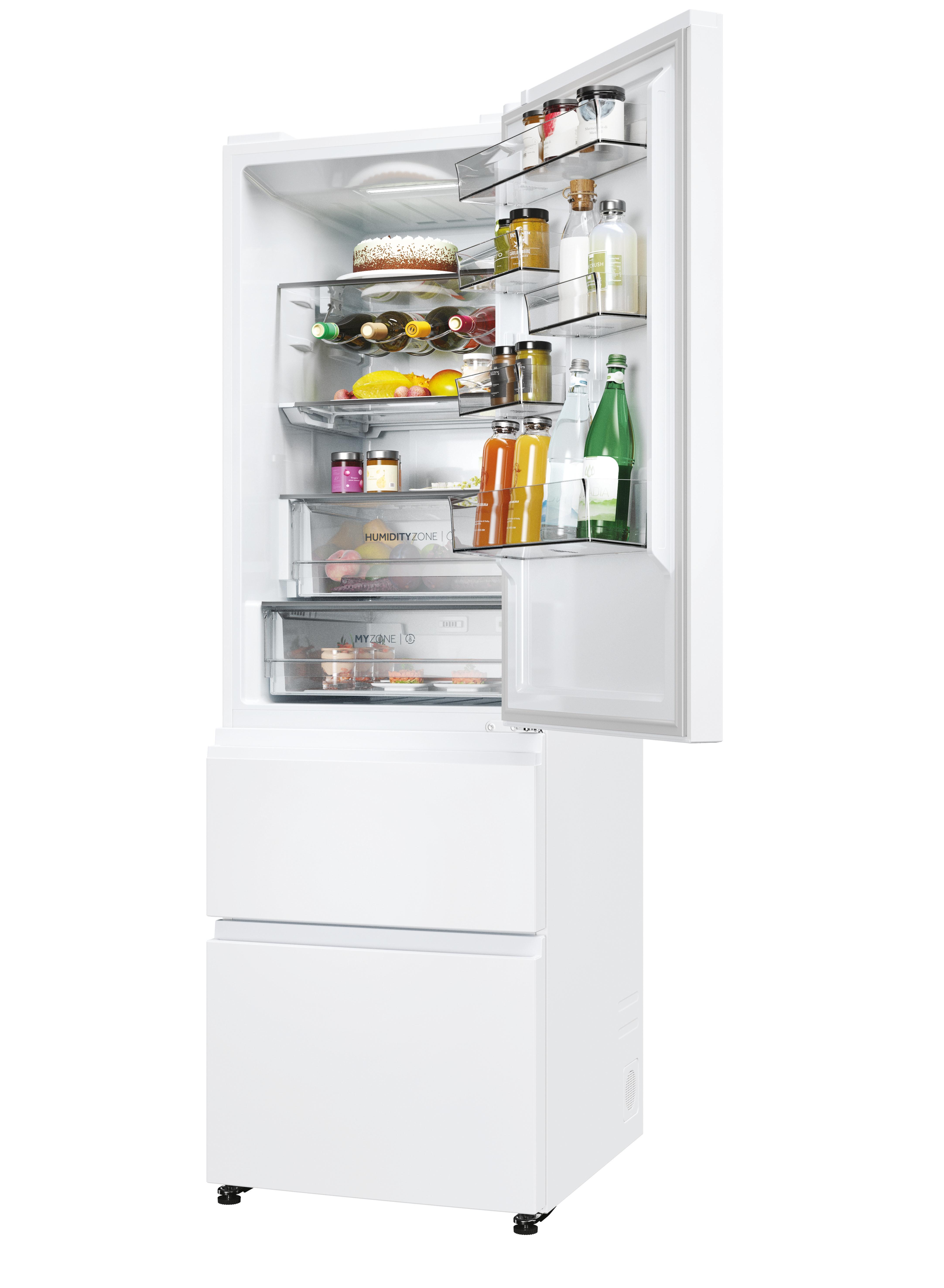 Biała lodówka z otwartymi drzwiami, wypełniona produktami spożywczymi, takimi jak słoiki, butelki i owoce. Posiada szuflady.