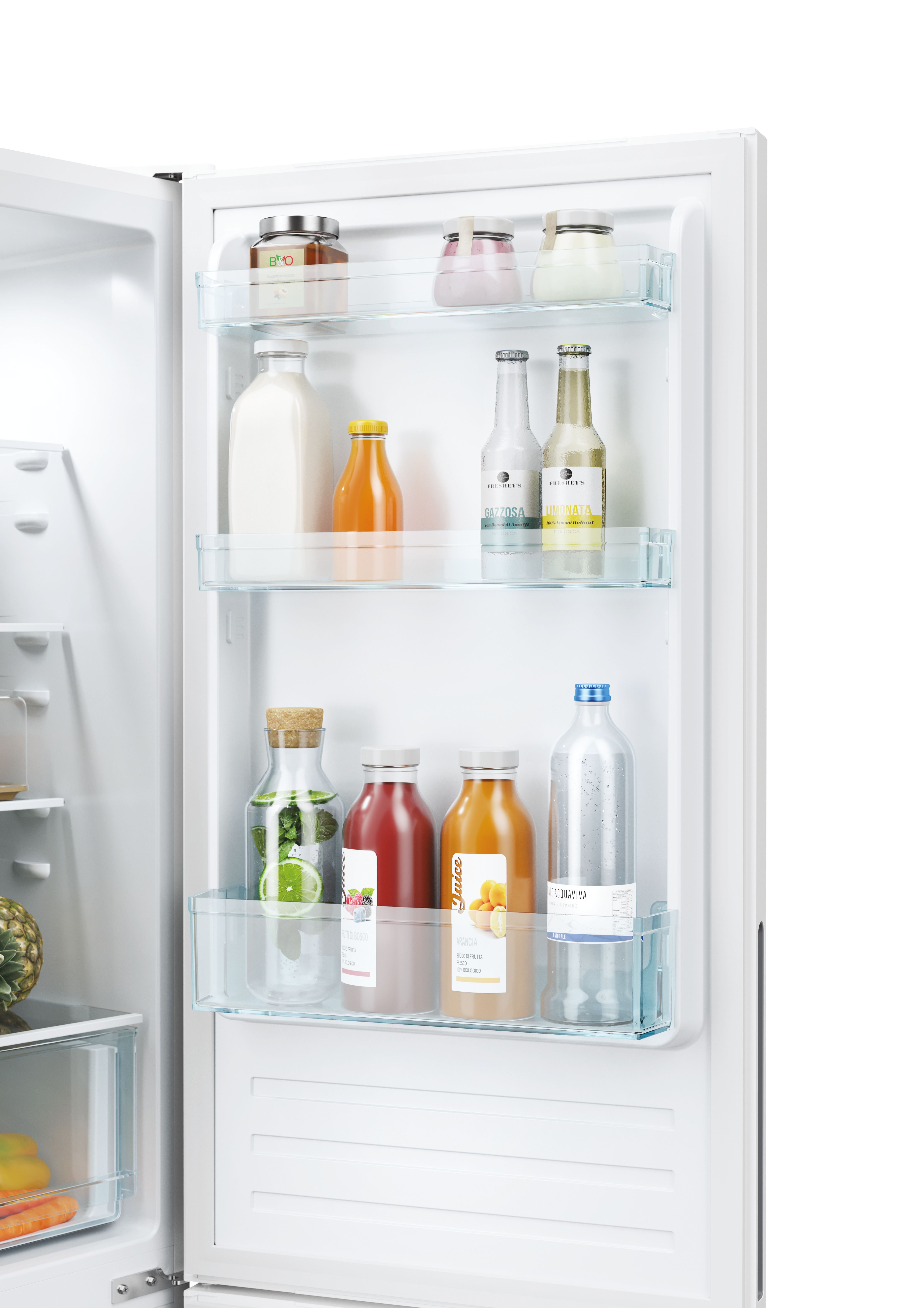 Binnenkant van een koelkastdeur: flessen sap, melk en andere dranken. Planken zijn zichtbaar.