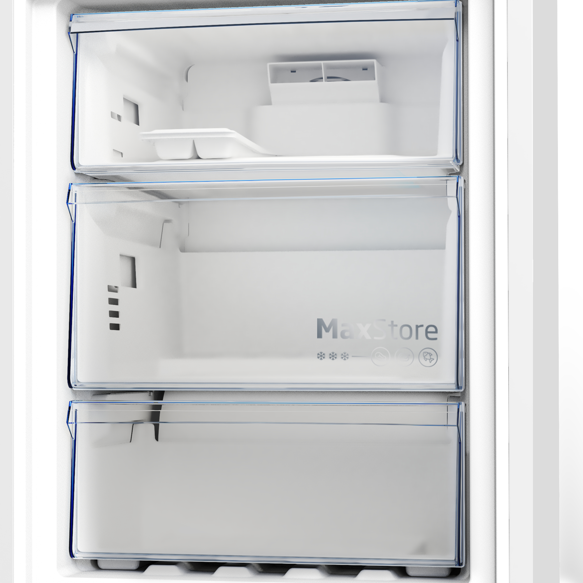 Un refrigerador tiene tres cajones transparentes. El cajón superior tiene paquetes de hielo, el medio una etiqueta y el inferior está vacío.