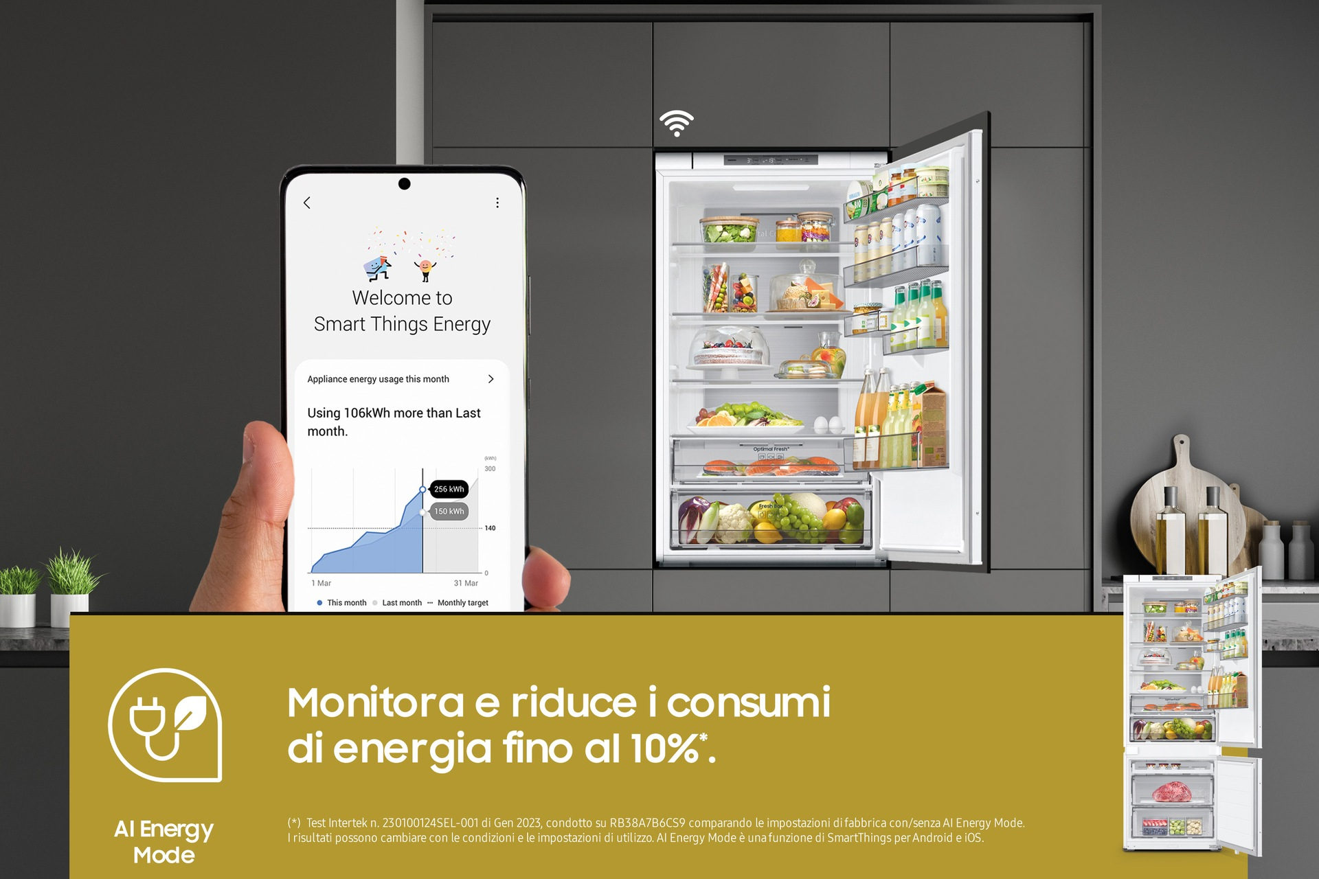 Main tenant un téléphone avec une application énergétique, réfrigérateur ouvert avec de la nourriture. Fond : cuisine.