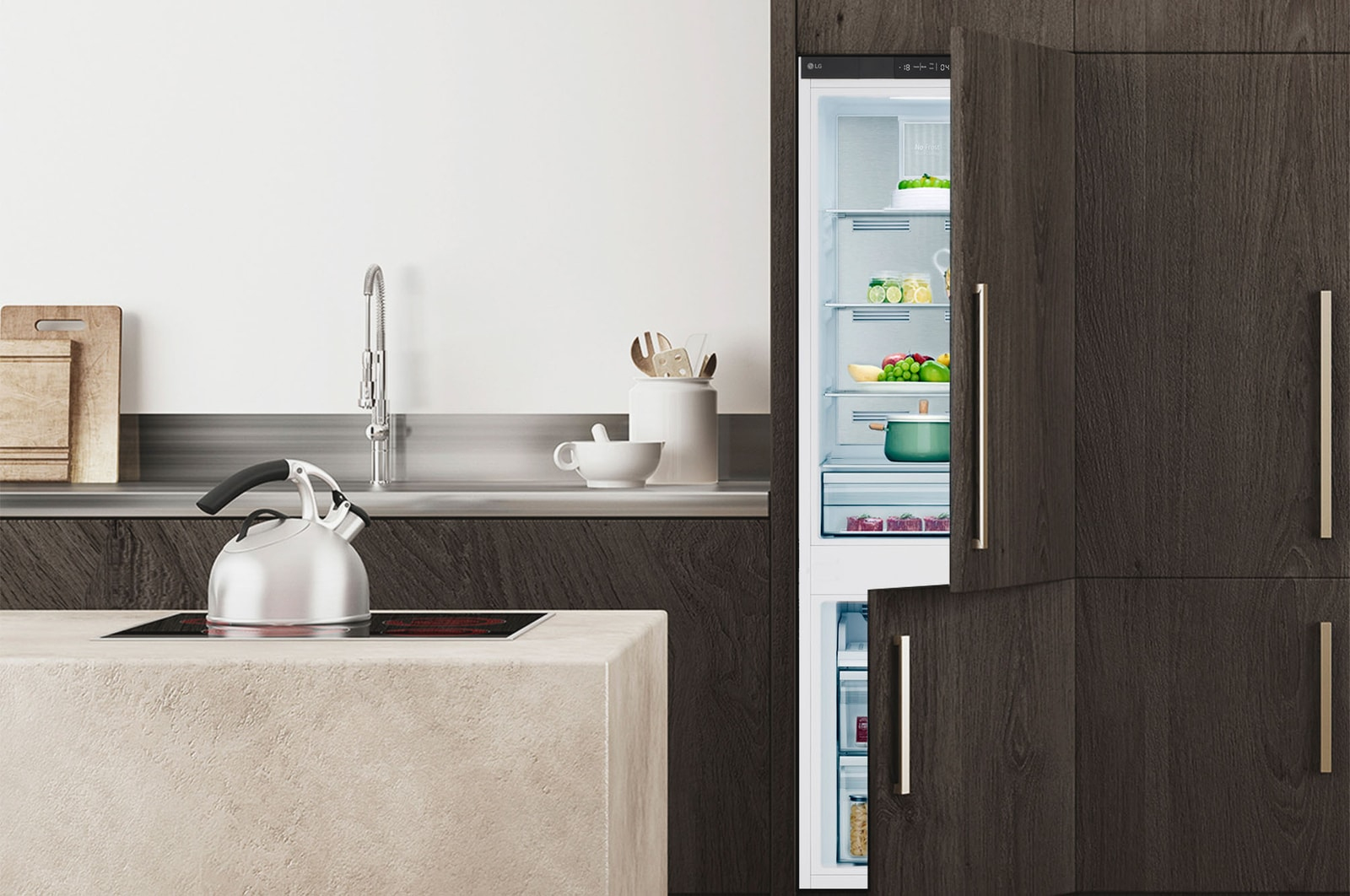 Nowoczesna kuchnia z otwartą lodówką prezentującą jedzenie. Ciemne drewniane szafki i biały blat.