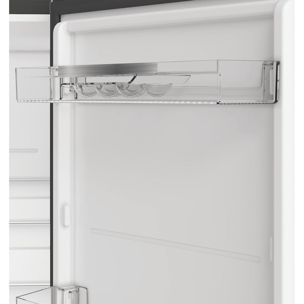 El interior de un refrigerador con una huevera transparente en la puerta, mostrando un diseño limpio.
