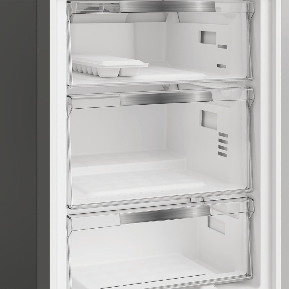 Interior del refrigerador que muestra compartimentos del congelador con cajones.