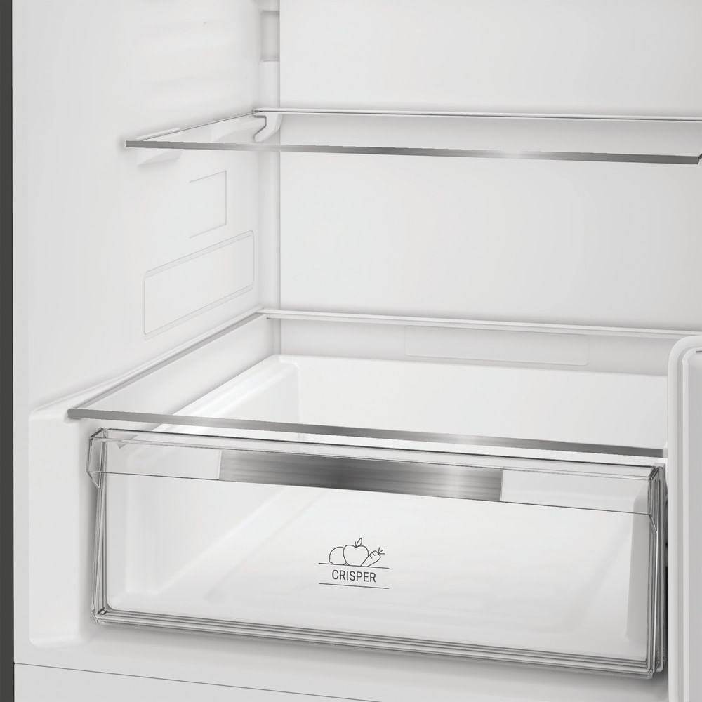 Primer plano del cajón de verduras dentro del refrigerador con la palabra 'CRISPER'.