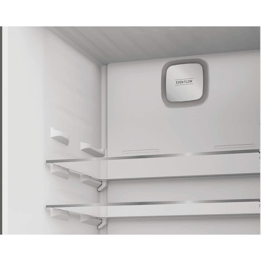 El interior de un refrigerador con estantes y un sistema de circulación de aire 'EVEN FLOW'.