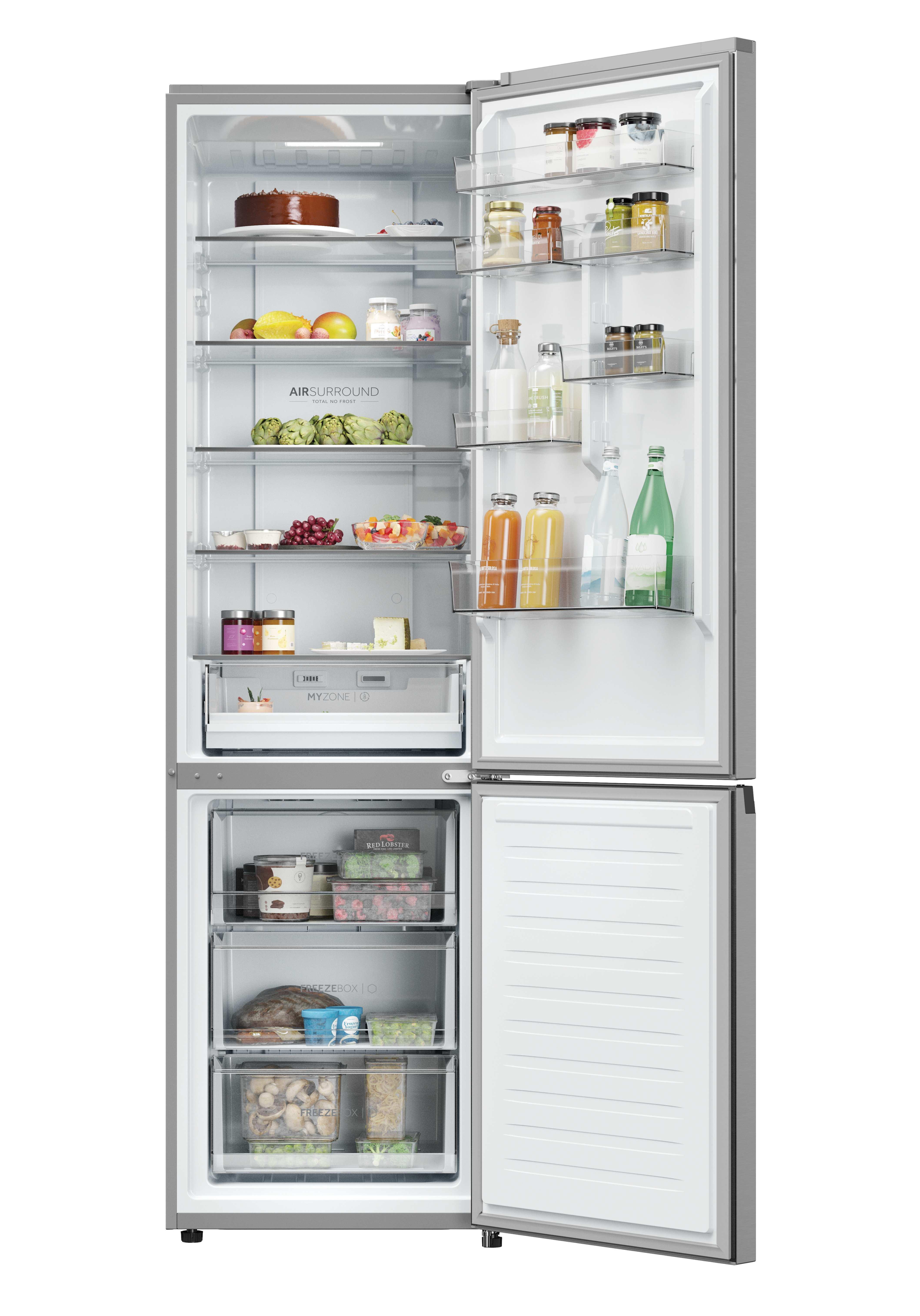 Ein Kühlschrank mit offener Tür, der Regale mit Lebensmitteln und einen Kuchen zeigt.