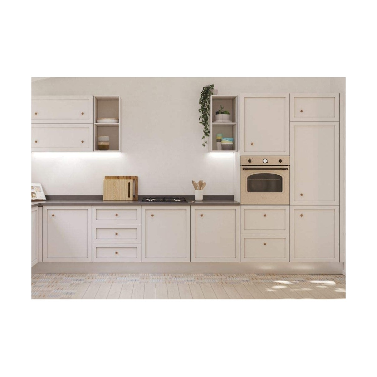 Una cucina moderna con mobili beige chiaro, piano di lavoro scuro e pavimento in legno. Include un forno e decorazioni in legno.