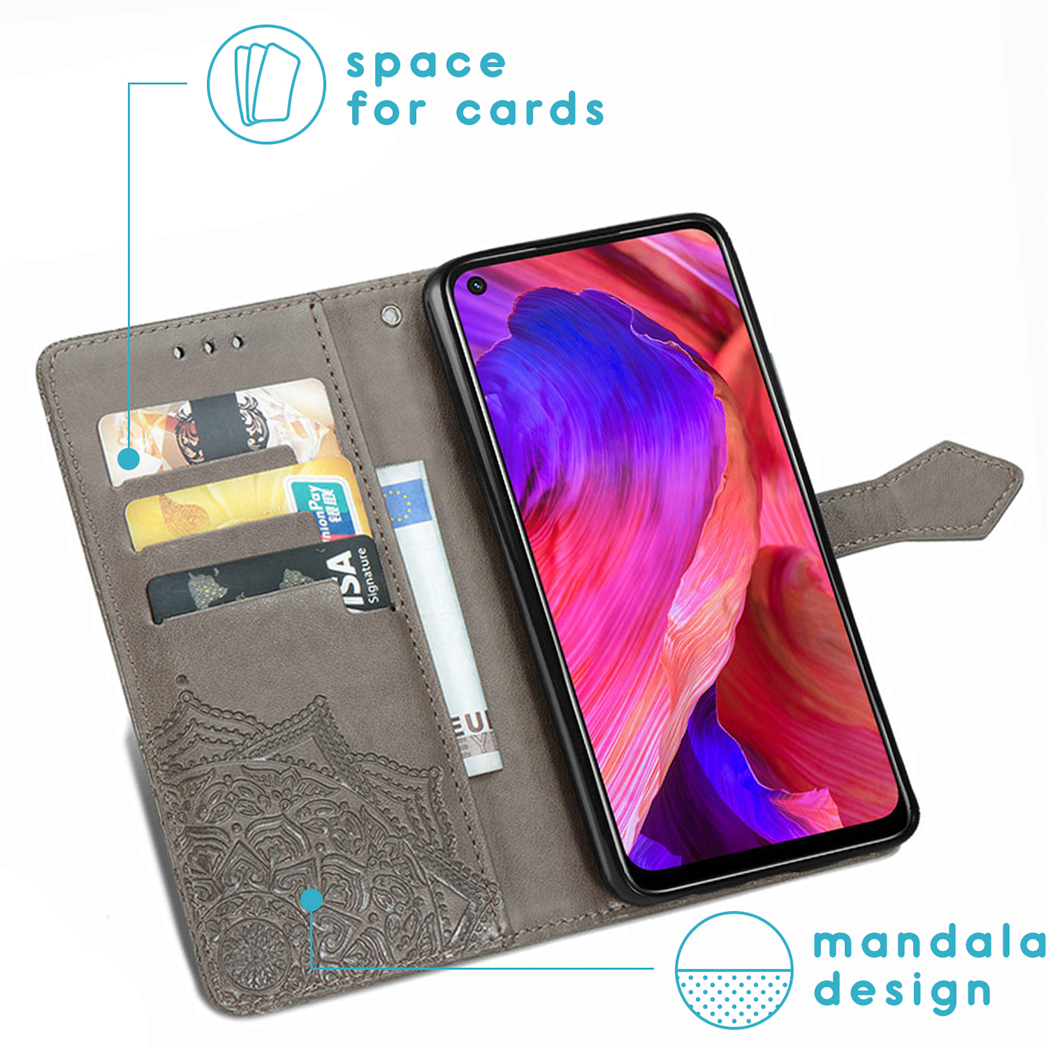 Custodia per telefono con fessure per carte e un design mandala. Il telefono è visibile all'interno. La custodia è aperta.