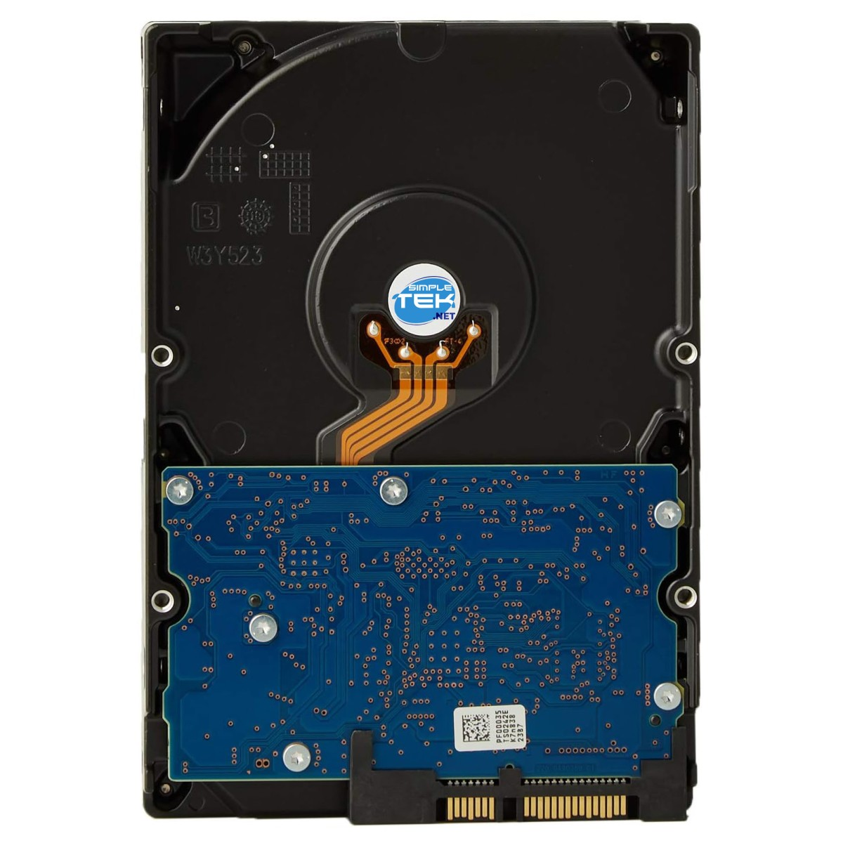 Tył dysku twardego, czarna obudowa z niebieską płytką obwodu na dole i naklejką pośrodku.
