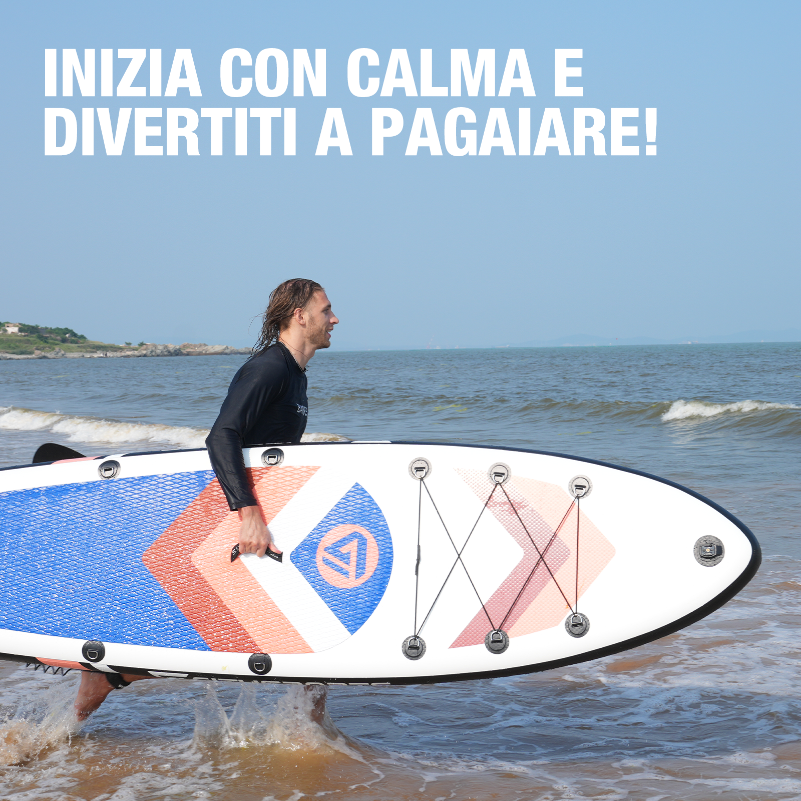 Uomo che porta il paddleboard nell'oceano, con cielo blu e mare calmo.