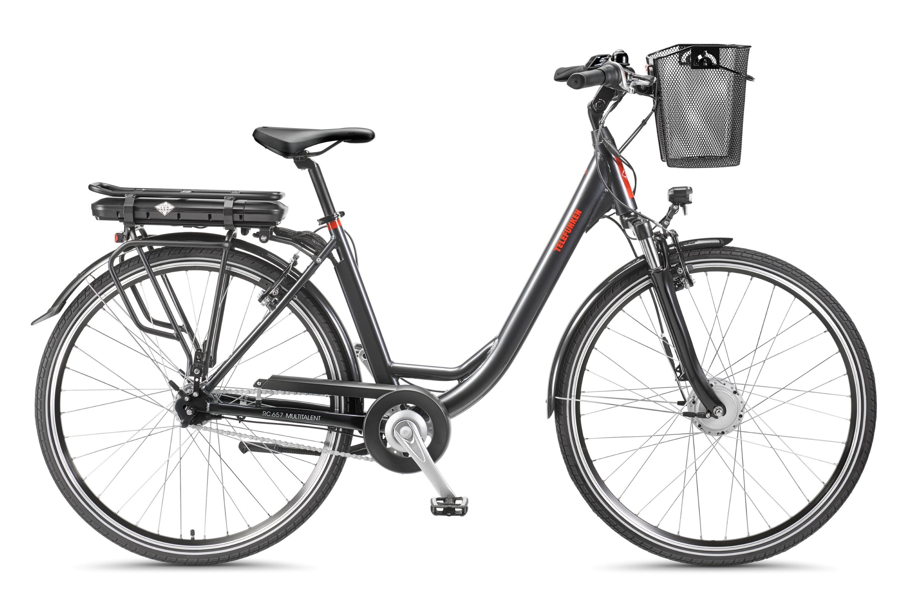 Ein schwarzes E-Bike mit Korb und Sitz. Das Fahrrad steht vor weißem Hintergrund. Zeigt das Seitenprofil. Verfügt über eine Batterie.