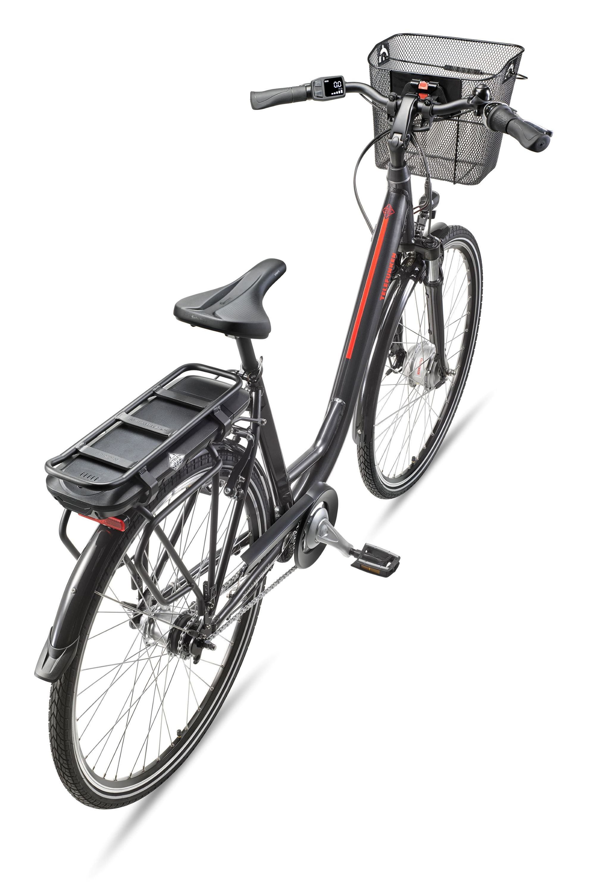 Schwarzes Elektrofahrrad, schräge Ansicht auf weißem Hintergrund. Zeigt Korb, Sitz, Akku und Hinterrad. Saubere, helle Studioaufnahme.