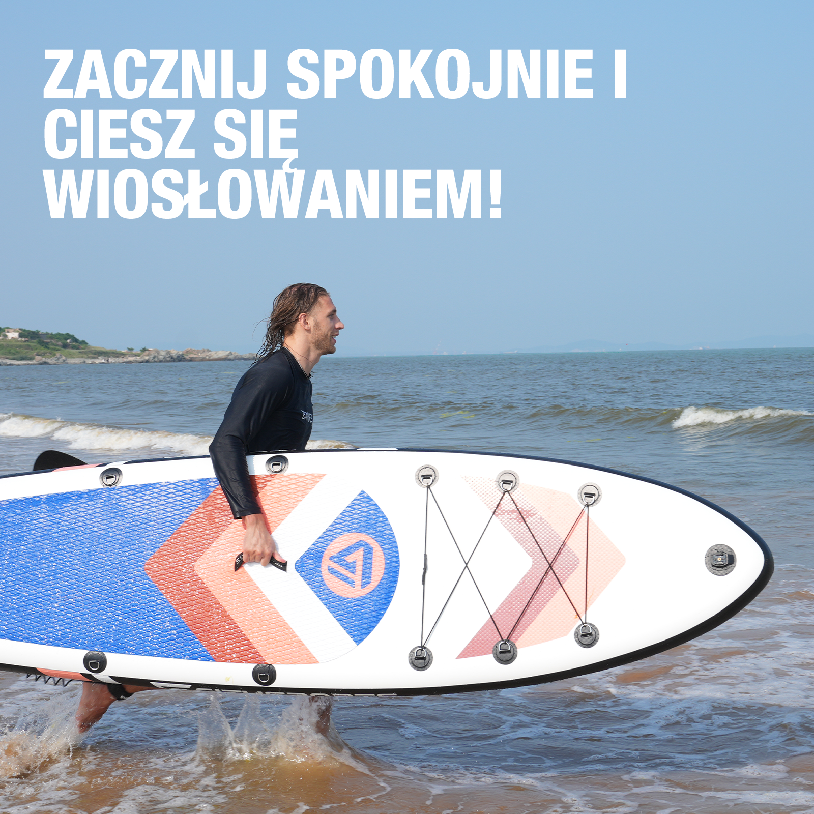 Mężczyzna niosący deskę SUP w morzu. Deska SUP jest biało-niebieska. Tekst: Zacznij spokojnie i ciesz się wiosłowaniem!