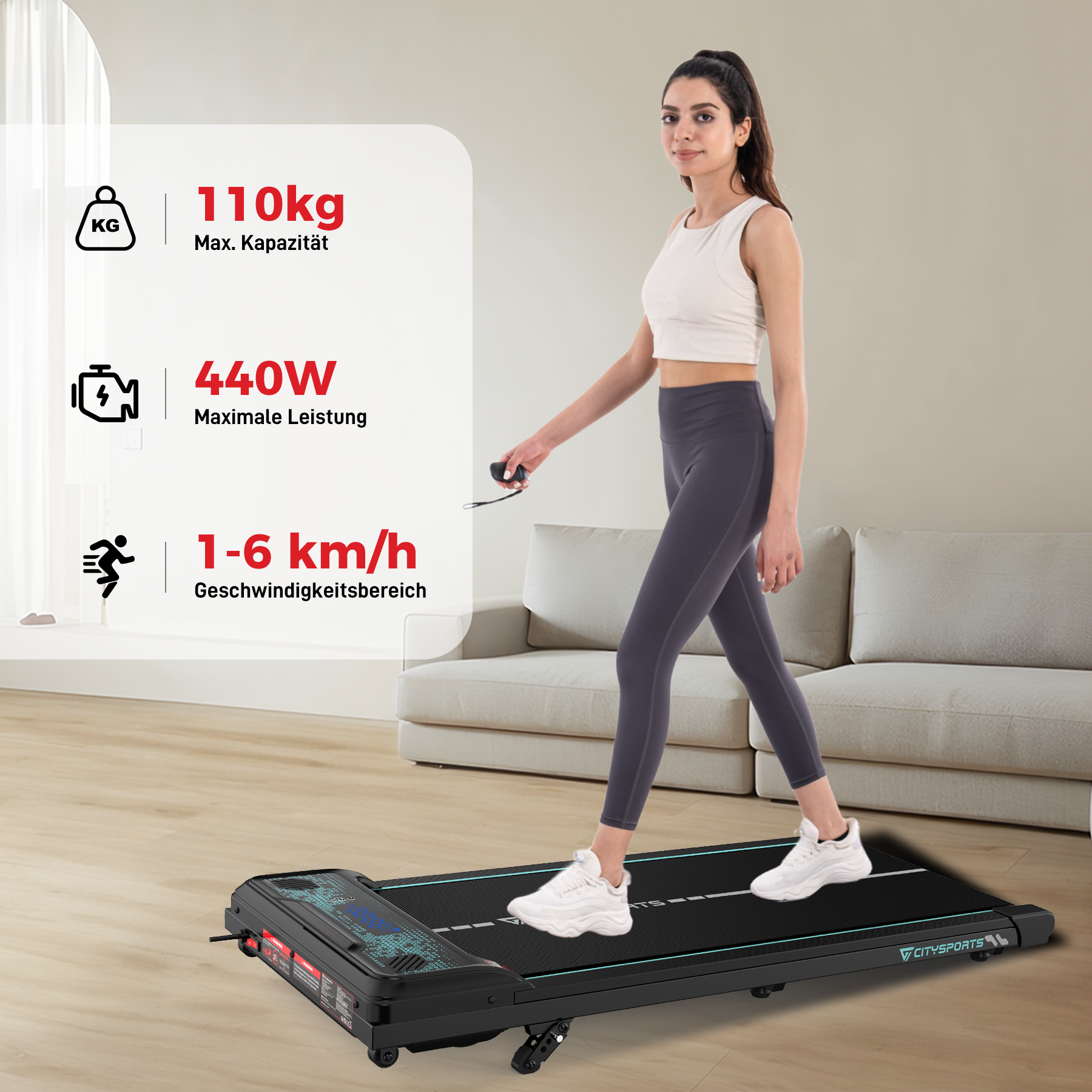 Eine Frau geht auf einem Laufband. Info-Grafiken zeigen maximale Kapazität, maximale Leistung und Geschwindigkeitsbereich. Hintergrund ist ein Wohnzimmer.