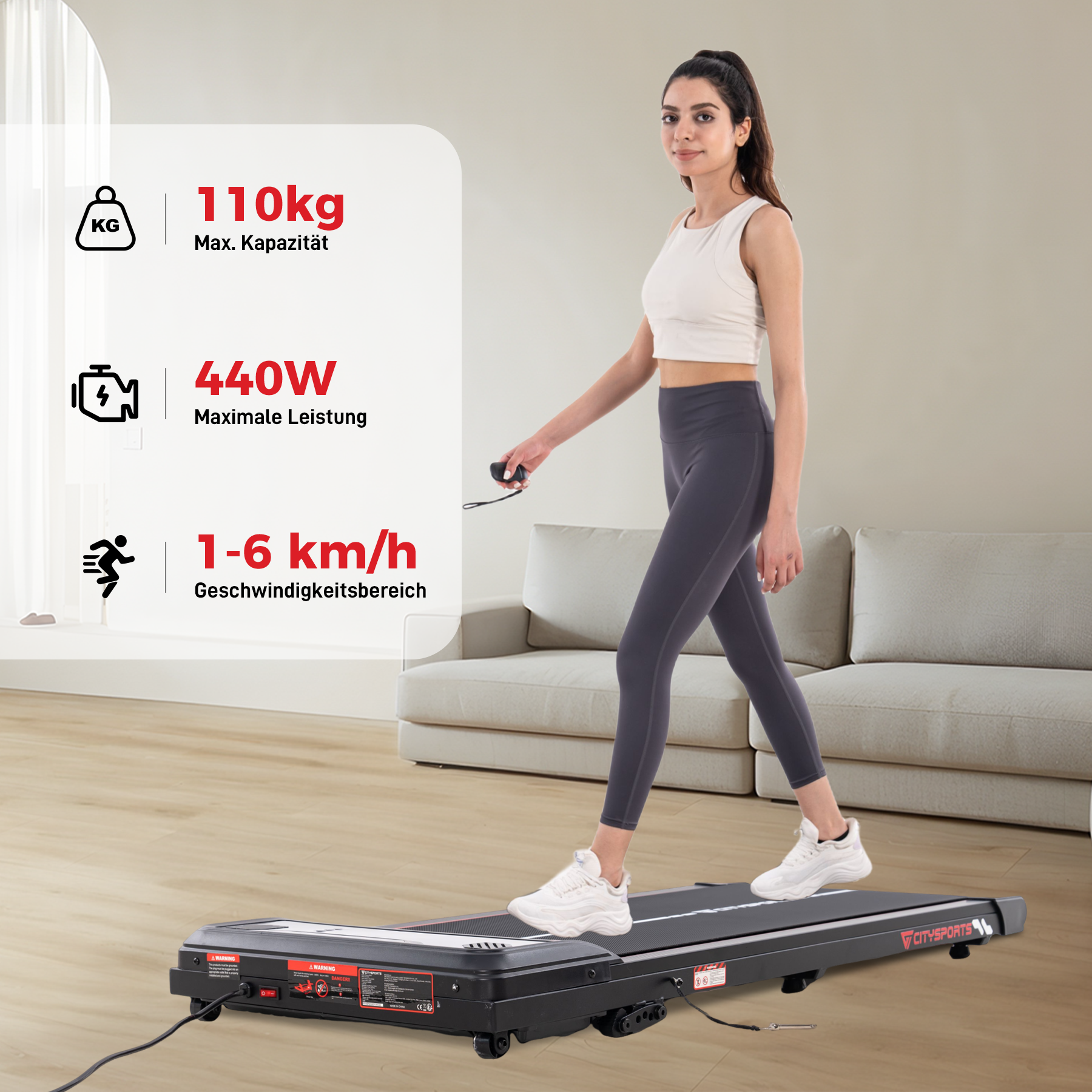 Eine Frau geht auf einem Laufband. Info-Grafiken zeigen maximale Kapazität, maximale Leistung und Geschwindigkeitsbereich. Hintergrund ist ein Wohnzimmer.