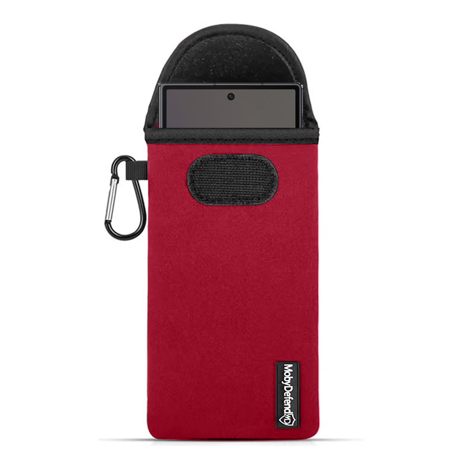 Een rode telefoonhoes met een zwarte bovenkant en een zilveren karabijnhaak. De telefoonhoes bevat een telefoon met een zwart scherm.