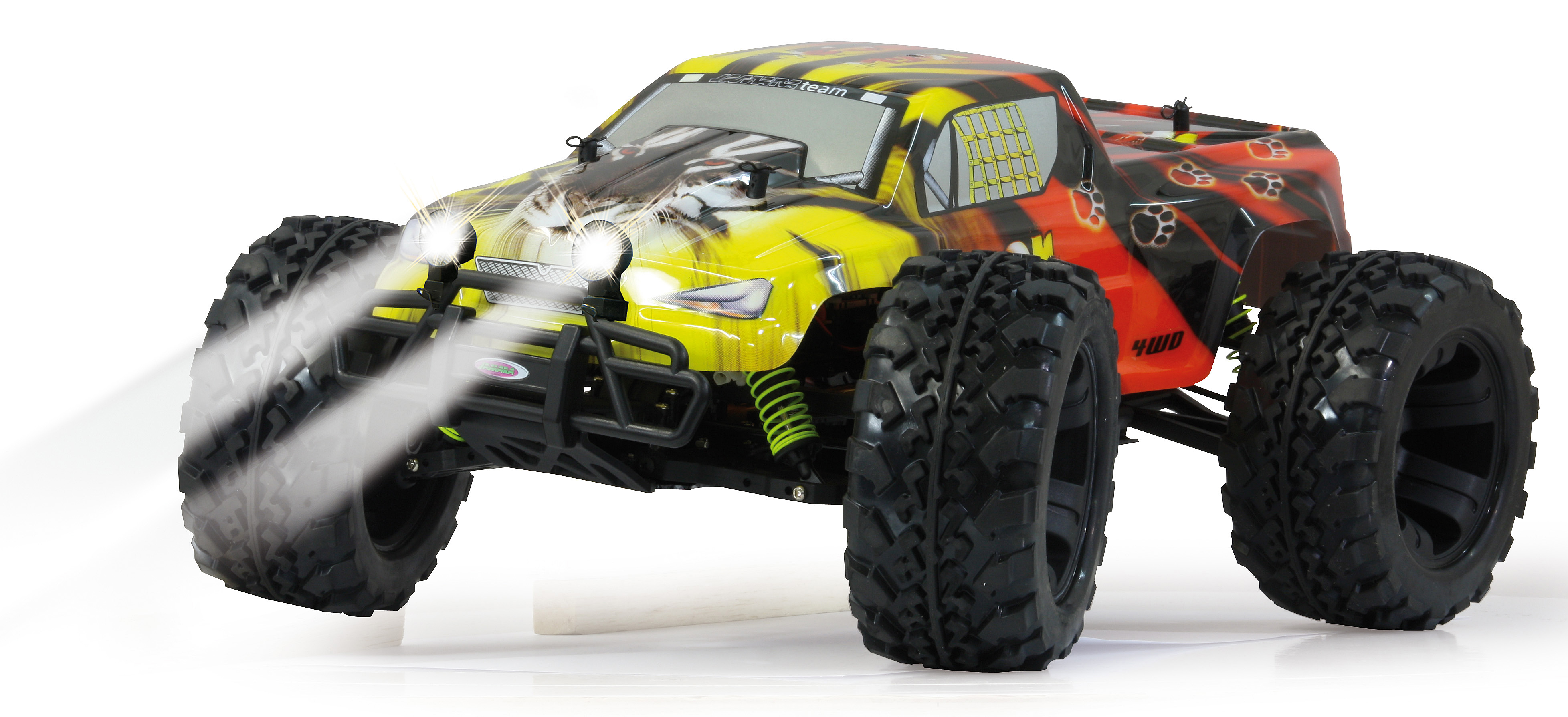 Gelb-roter RC-Truck mit schwarzen Reifen, Licht an, auf weißem Hintergrund.