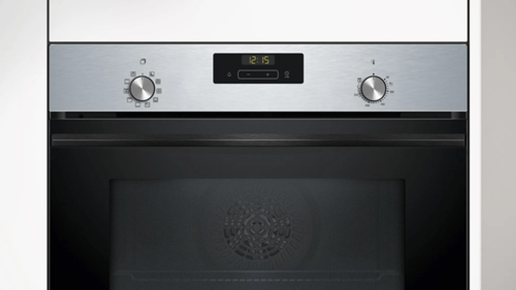 Primo piano di un forno nero con la parte superiore argentata. Manopole e un display digitale sono visibili.