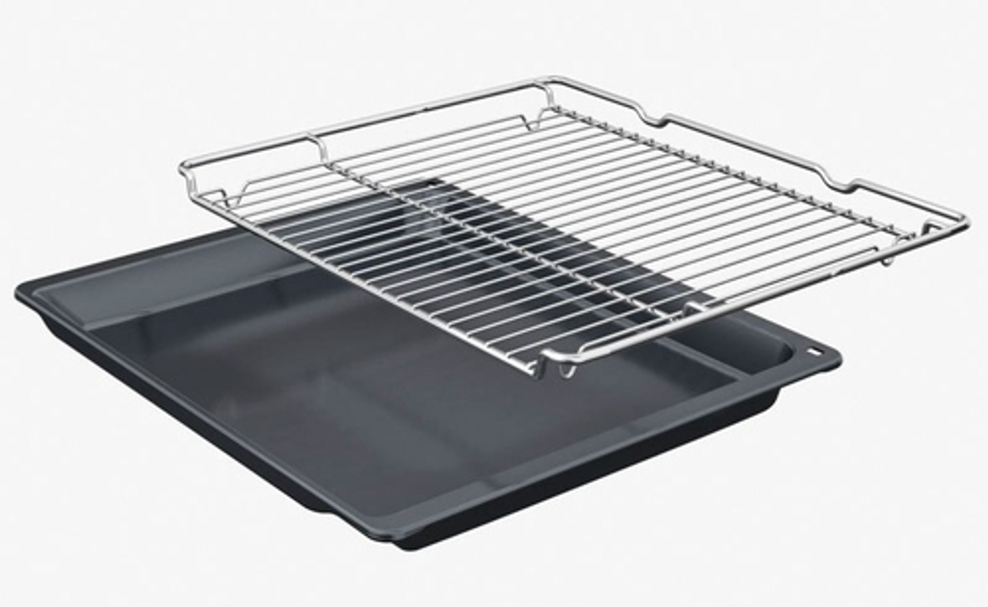 Un forno con una teglia e una griglia metallica. La teglia è scura e la griglia è sopra.