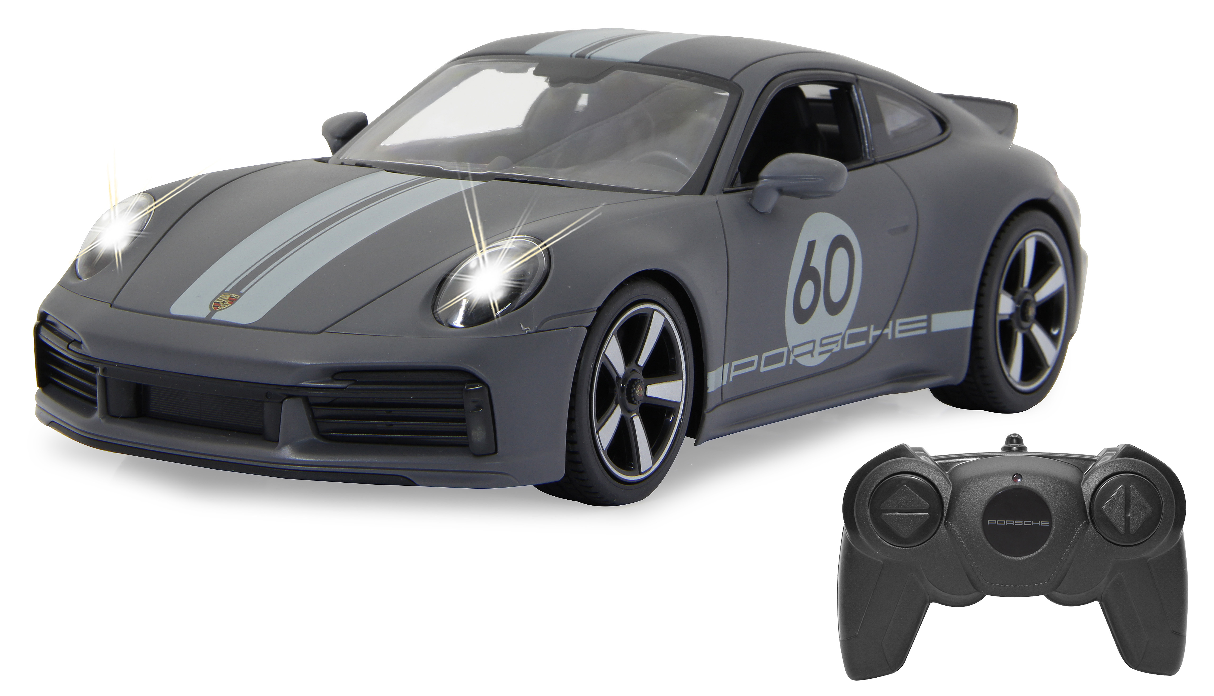Ein graues Porsche-Spielzeugauto mit eingeschaltetem Licht. Die Fernbedienung ist im Hintergrund.