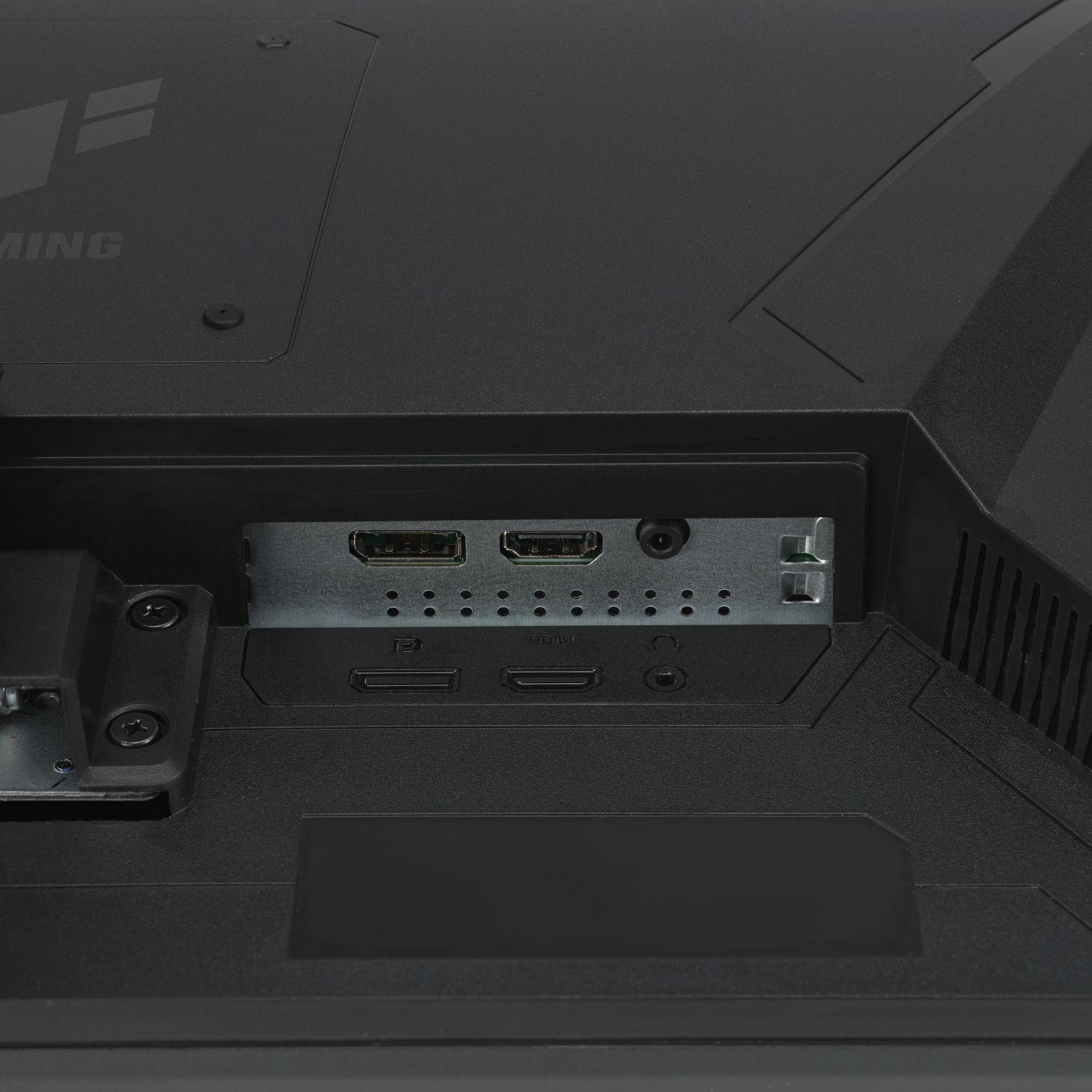 Nahaufnahme der Rückseite eines schwarzen Computermonitors mit verschiedenen Anschlüssen.